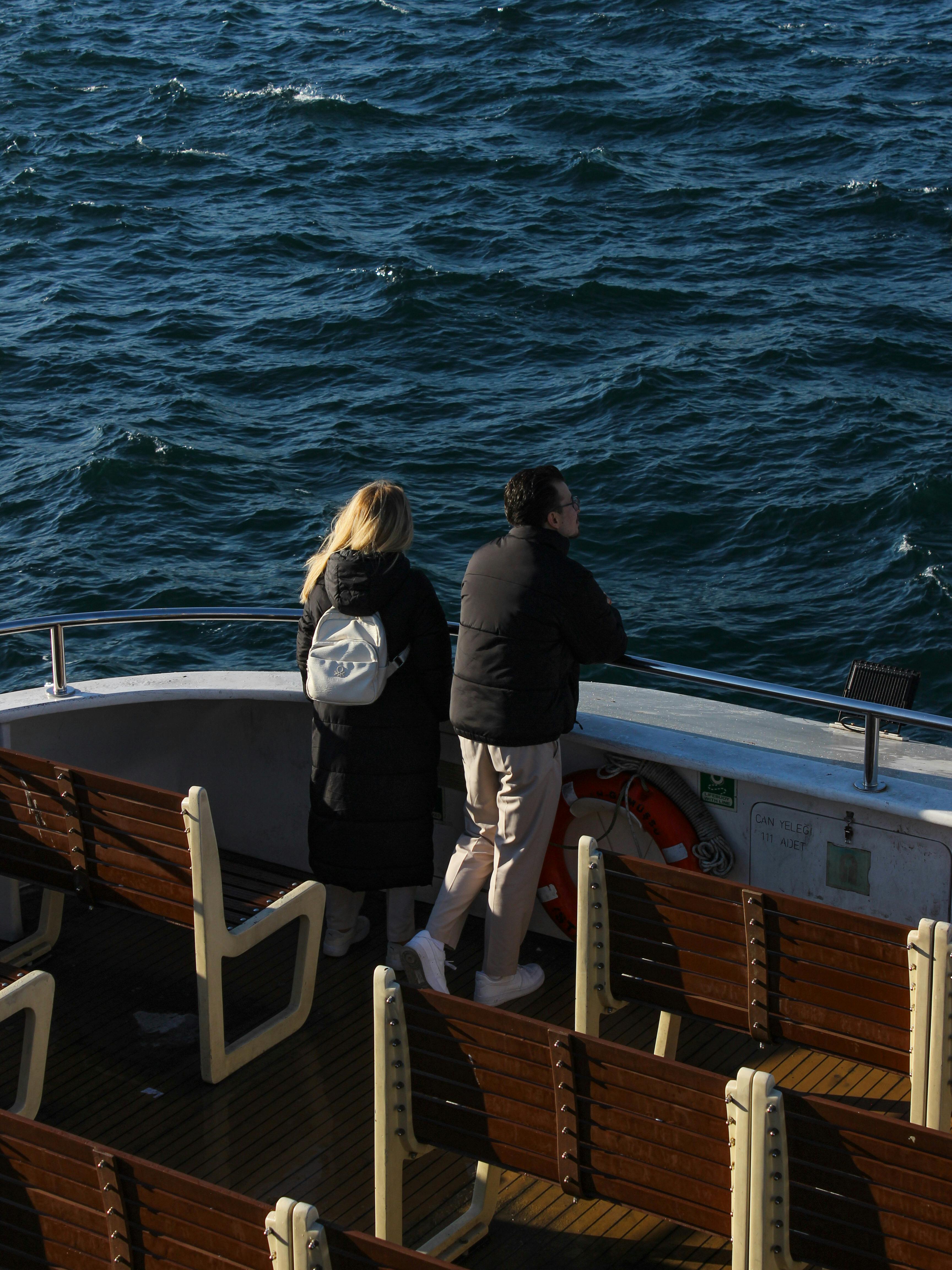 Pareja en un ferry | Fuente: Pexels