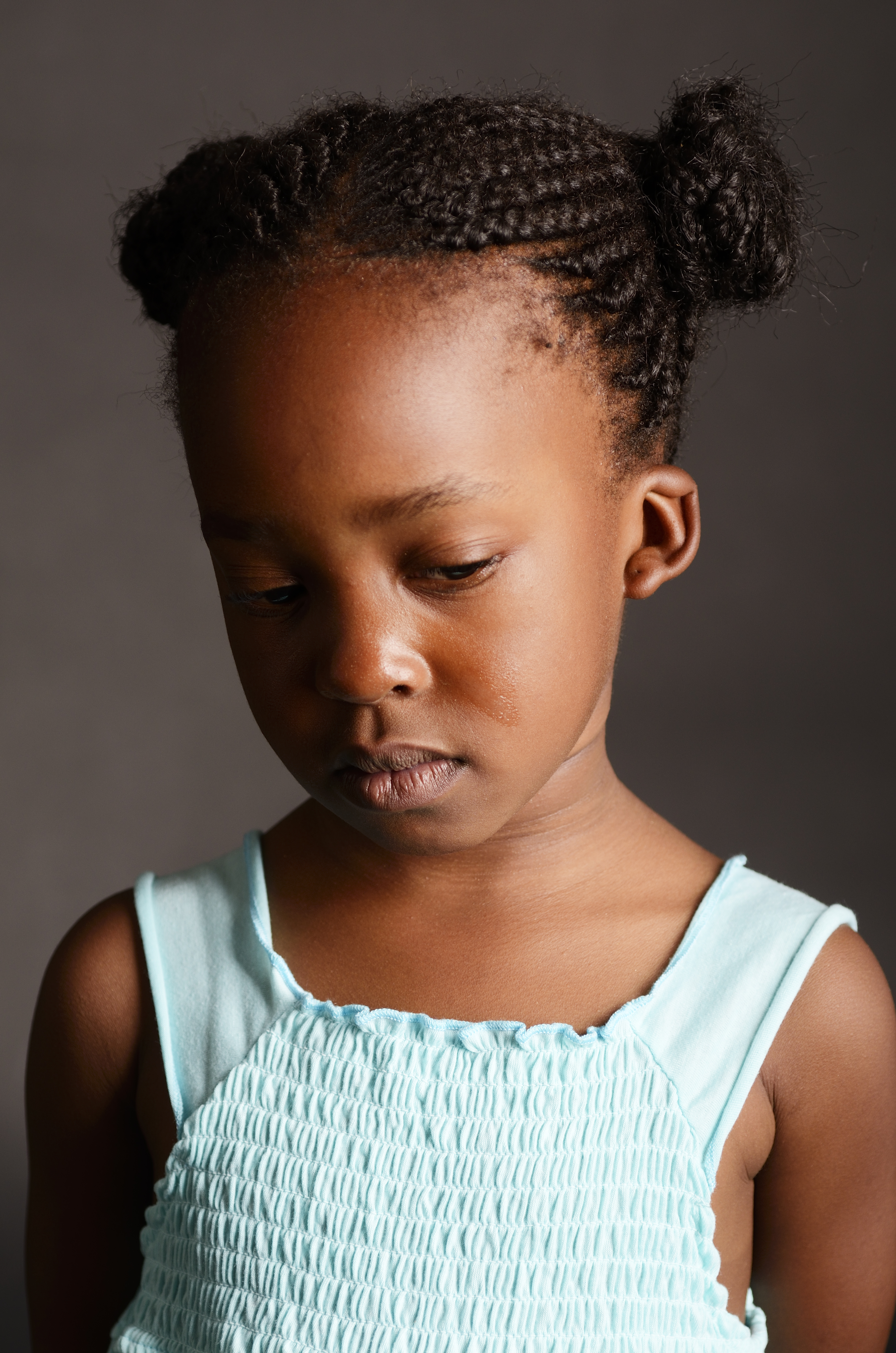 Niña africana triste | Fuente: Shutterstock