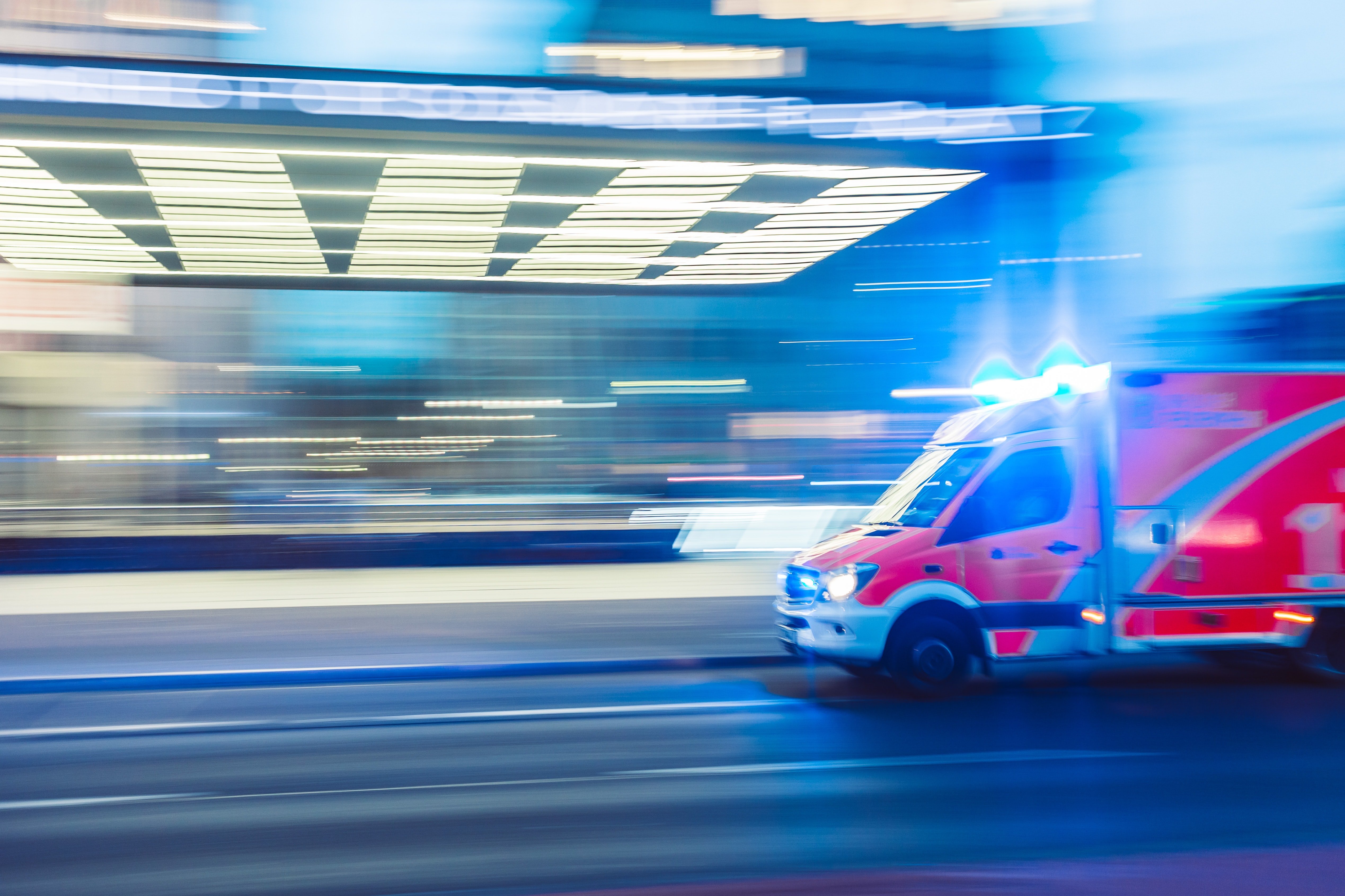 Una ambulancia recorre a gran velocidad la vía. | Foto: Unsplash