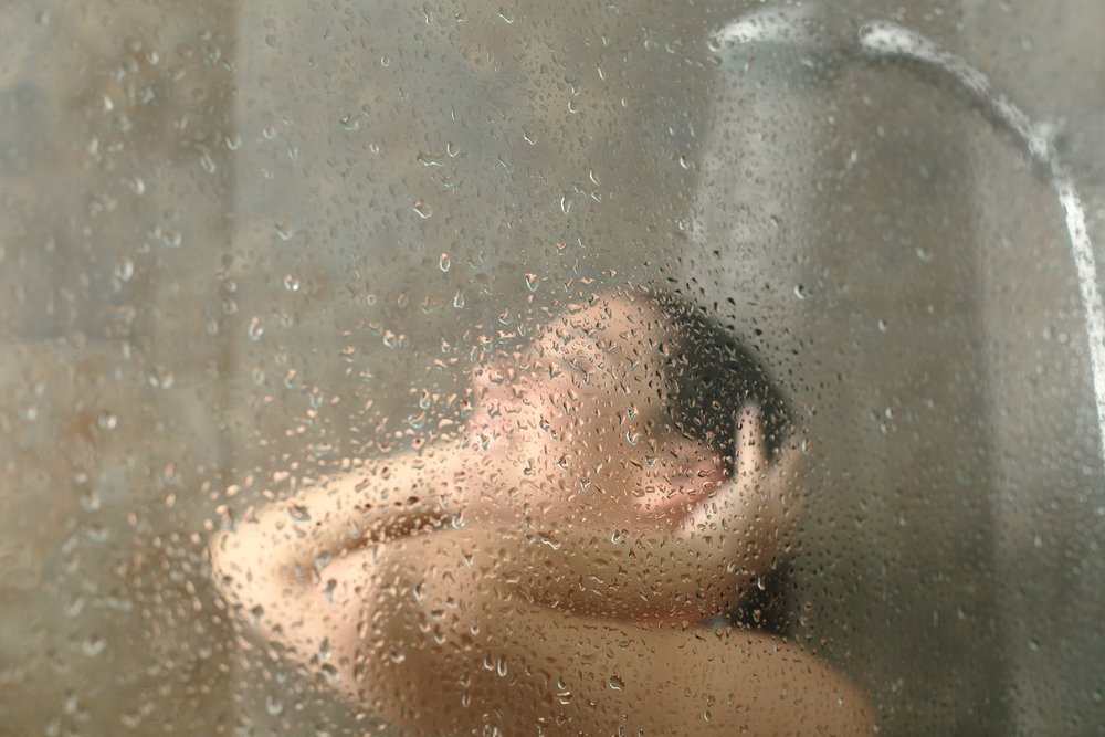 Retrato no enfocado de una mujer bañándose con agua caliente. | Foto: Shutterstock