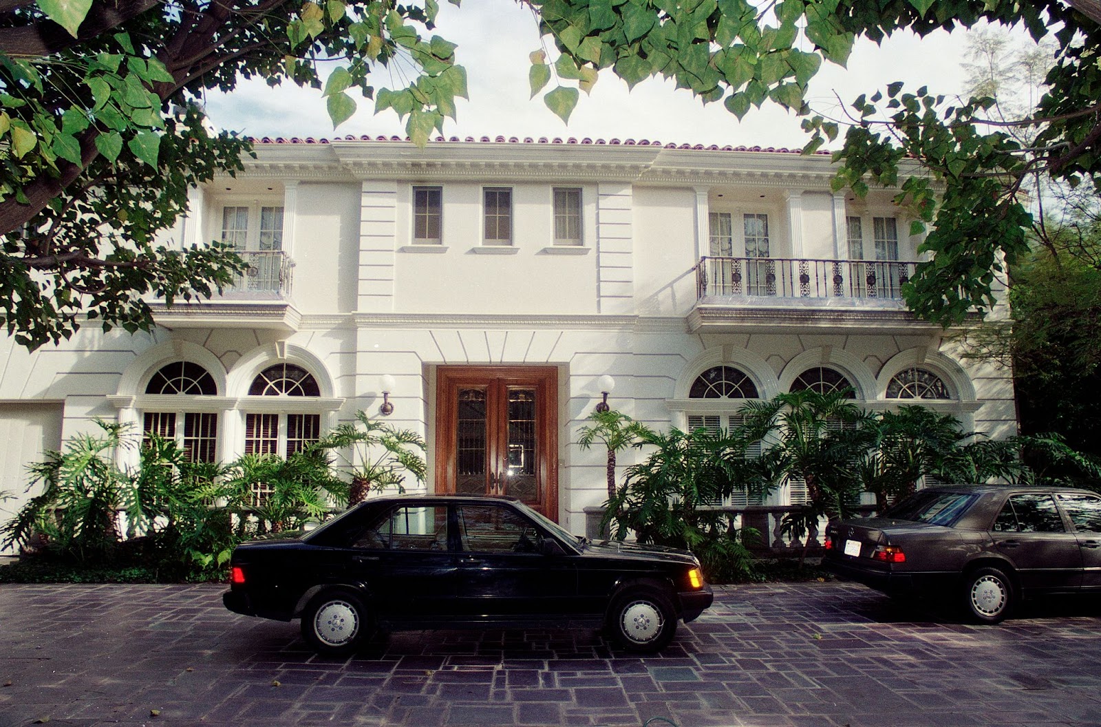 La casa donde José y Kitty Menéndez fueron asesinados por sus dos hijos, Lyle y Erik Menendez | Fuente: Getty Images