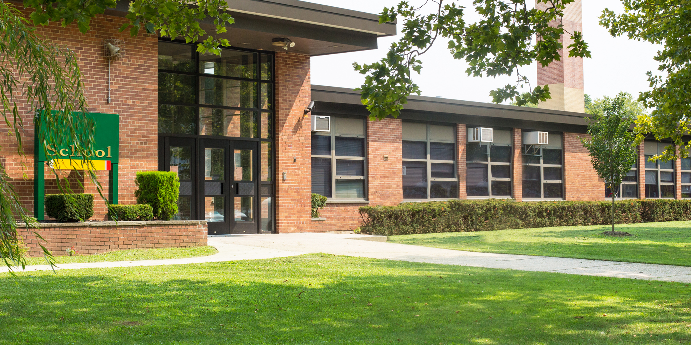 El exterior de una escuela | Fuente: Shutterstock