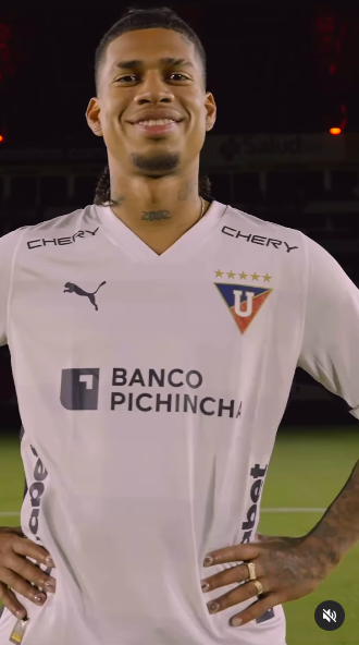 Marco Angulo posando para una cámara durante lo que parecía ser un partido, publicado el 12 de noviembre de 2024 | Fuente: Instagram/ldu_oficial