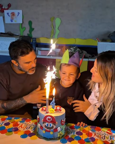 Luca, el hijo de Mica Viciconte y Fabián Cubero, sopla las velitas por su cumpleaños de 4 | Fuente: Instagram/micaviciconte