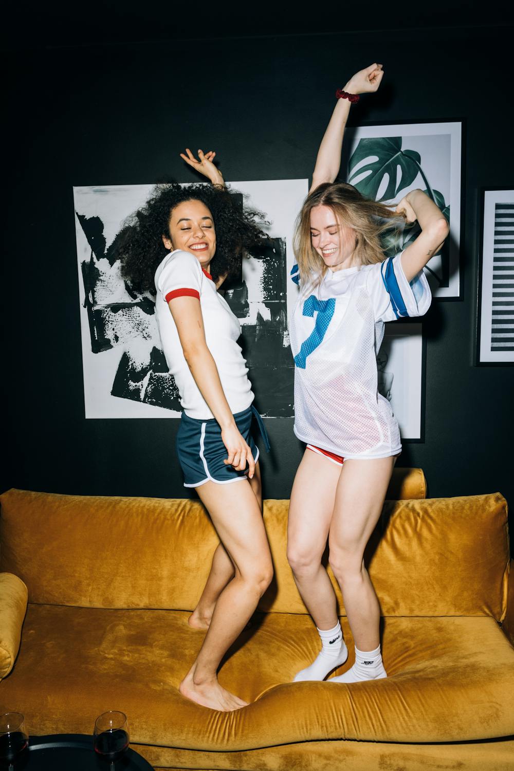 Chicas bailando en pijama | Fuente: Pexels