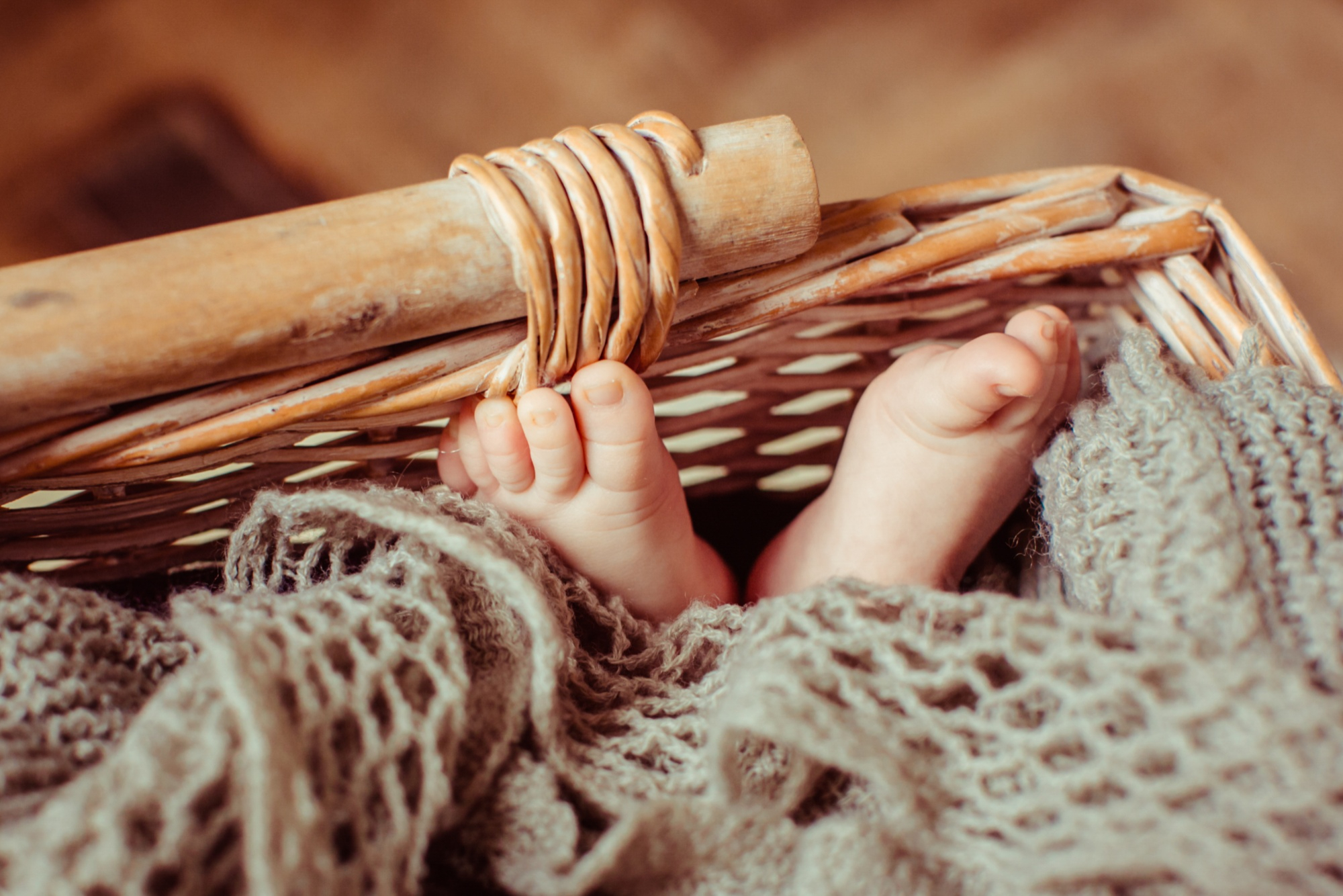 Los pies de un bebé tumbado en una cesta | Foto: Freepik