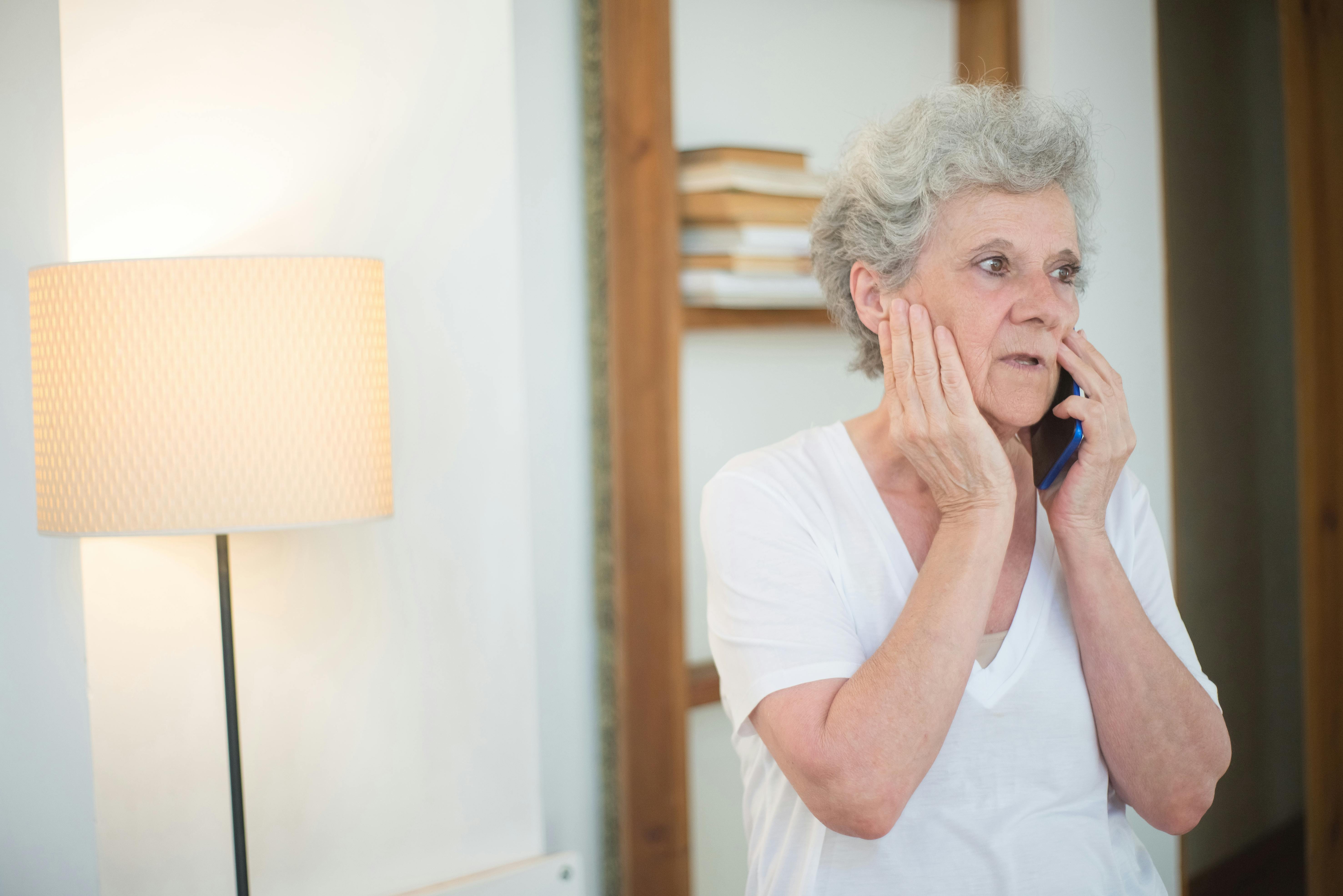 Una anciana en una llamada telefónica | Fuente: Pexels