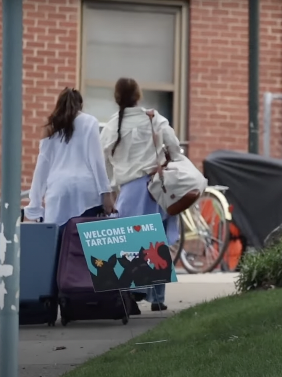 Katie Holmes y Suri Cruise en el campus de la Universidad Carnegie Mellon en un post fechado el 20 de agosto de 2024 | Fuente: YouTube/Page Six