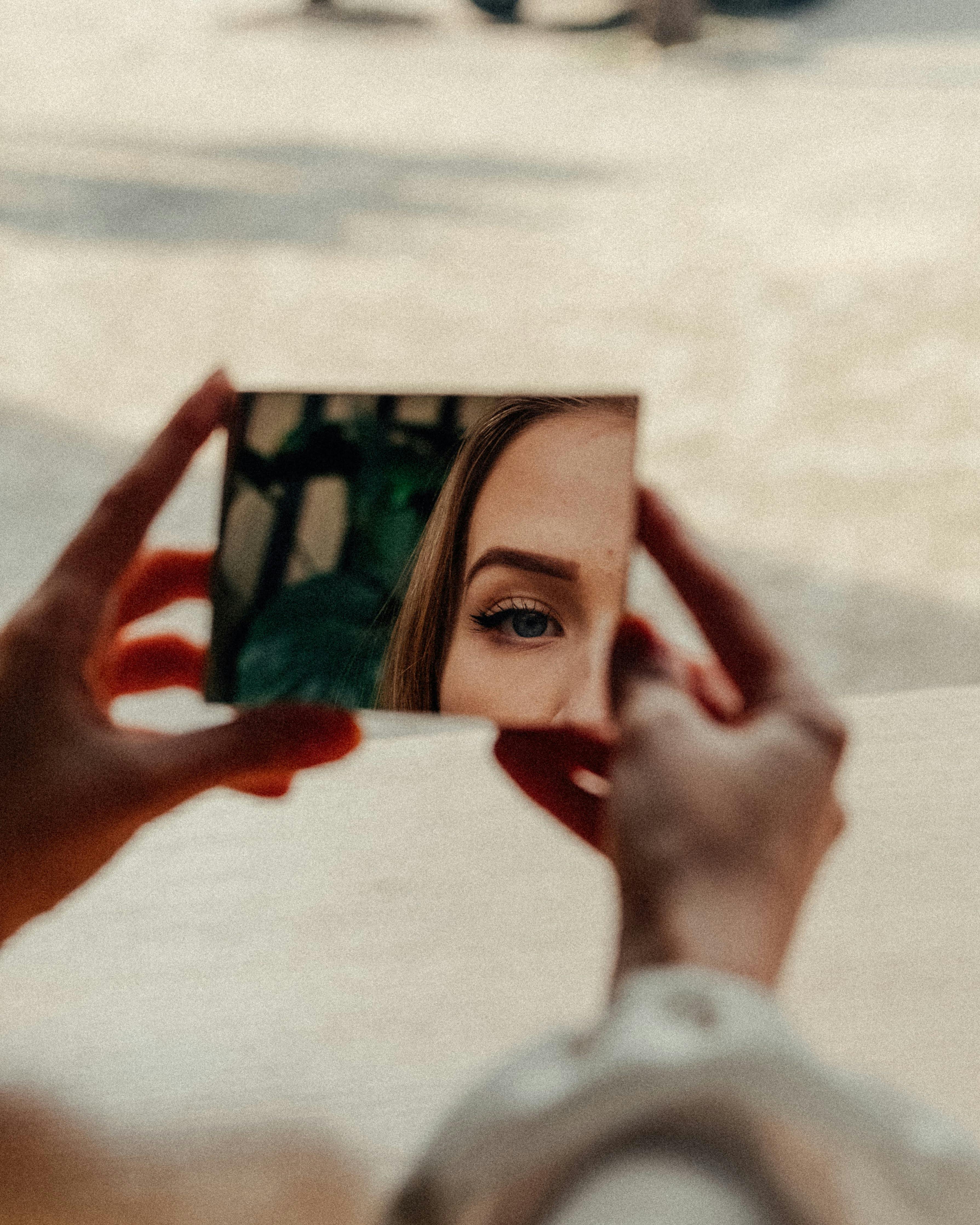 Una mujer mirando su reflejo en el espejo | Fuente: Pexels