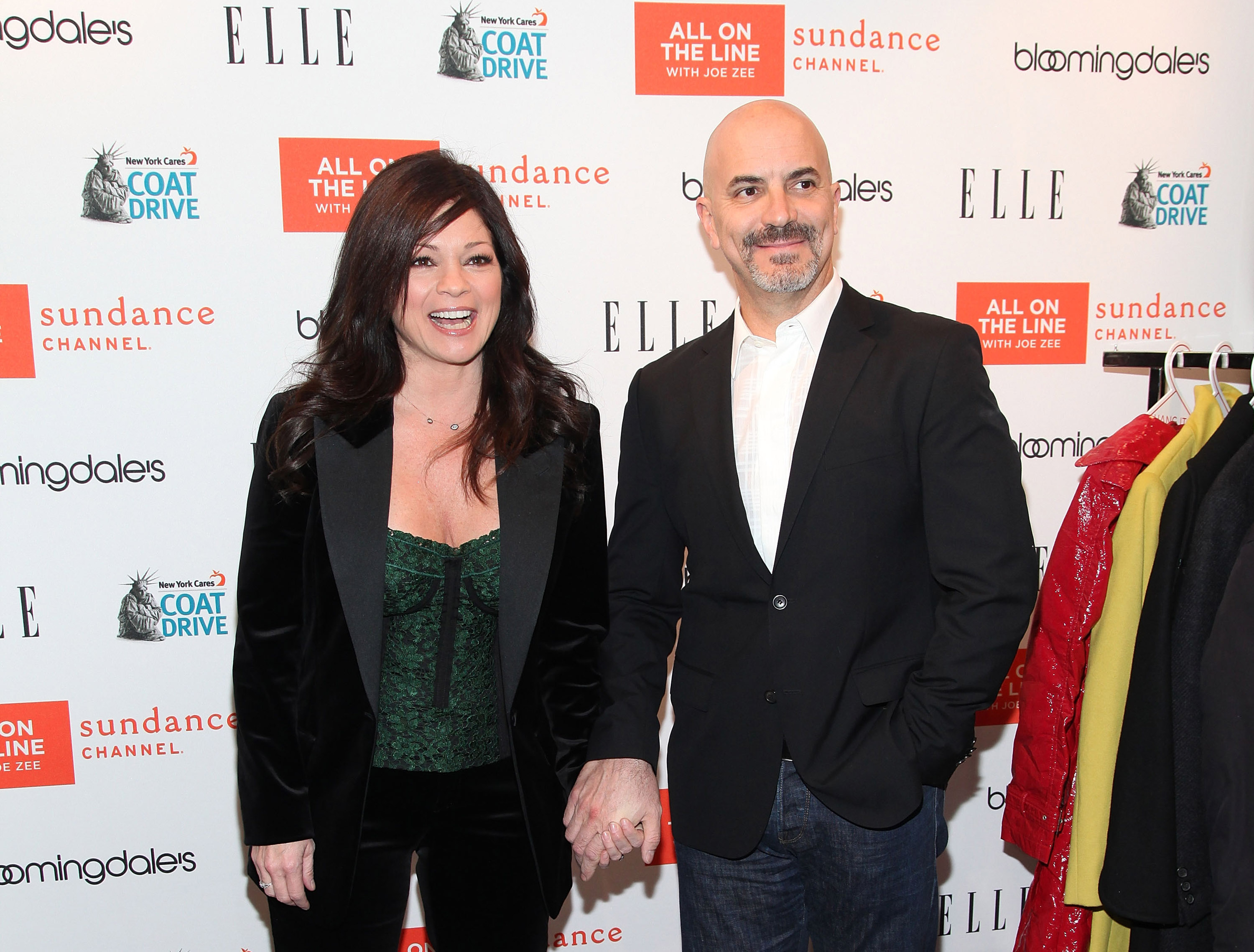 Valerie Bertinelli y Tom Vitale en la Campaña de Recogida de Abrigos New York Cares el 30 de noviembre de 2011 en Nueva York | Fuente: Getty Images