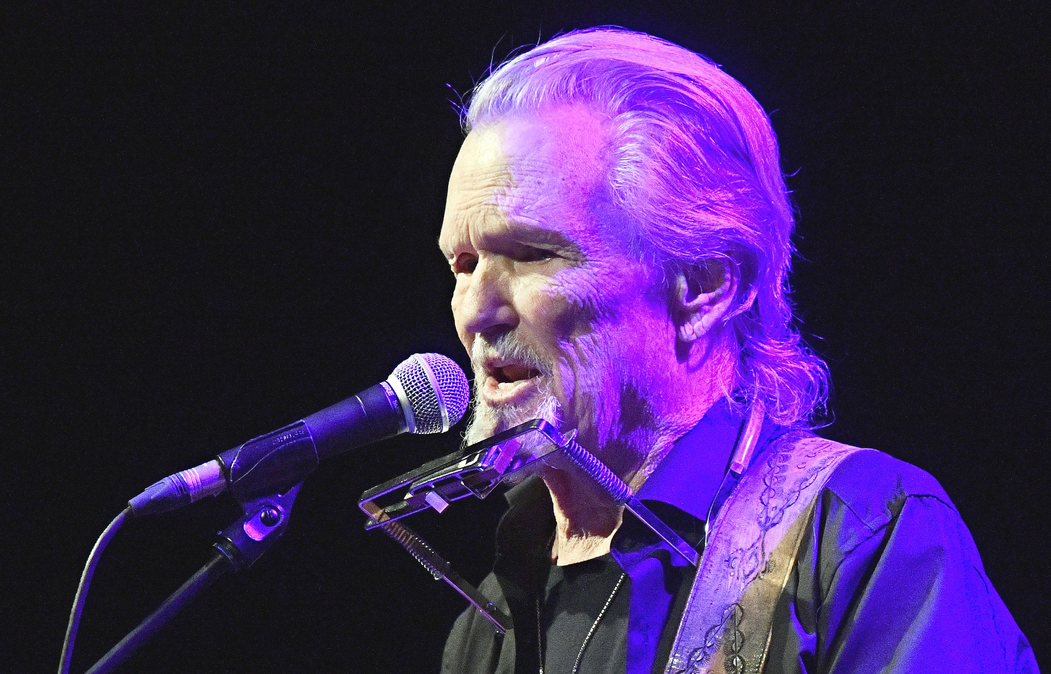 Kris Kristofferson actúa en el escenario de JONI 75: A Birthday Celebration Live en Los Ángeles, California, el 7 de noviembre de 2018 | Fuente: Getty Images