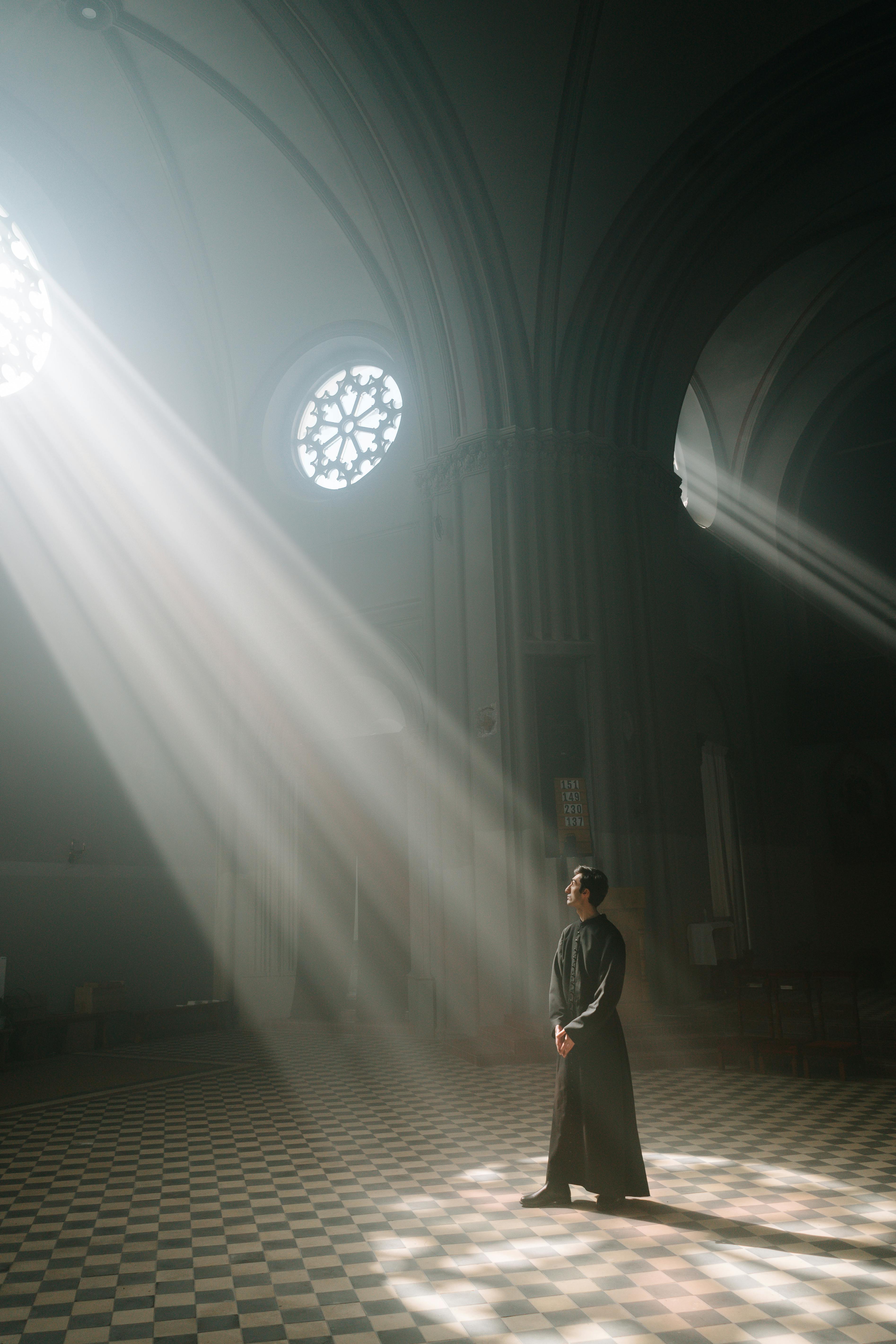 Un sacerdote de pie en la iglesia | Fuente: Pexels