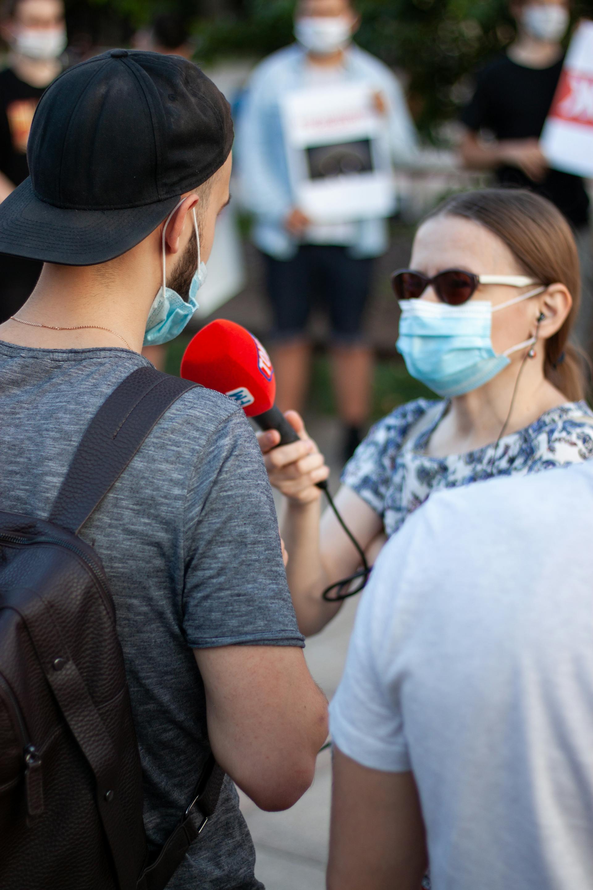 Una persona haciendo una entrevista en la calle | Fuente: Pexels