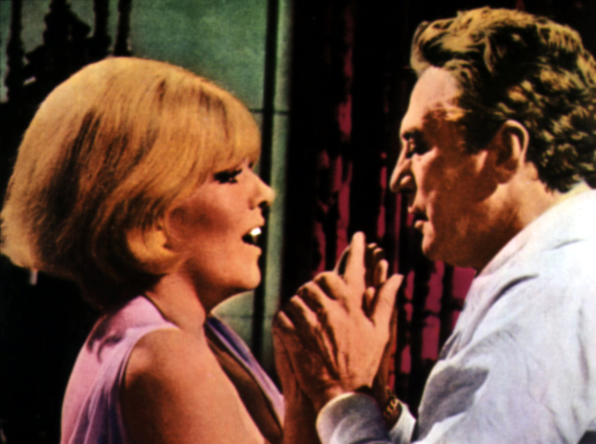 Kim Novak aparece junto a Peter Finch en una escena de The Legend of Lylah Clare, enfrentándolo en conversación. | Fuente: Getty Images