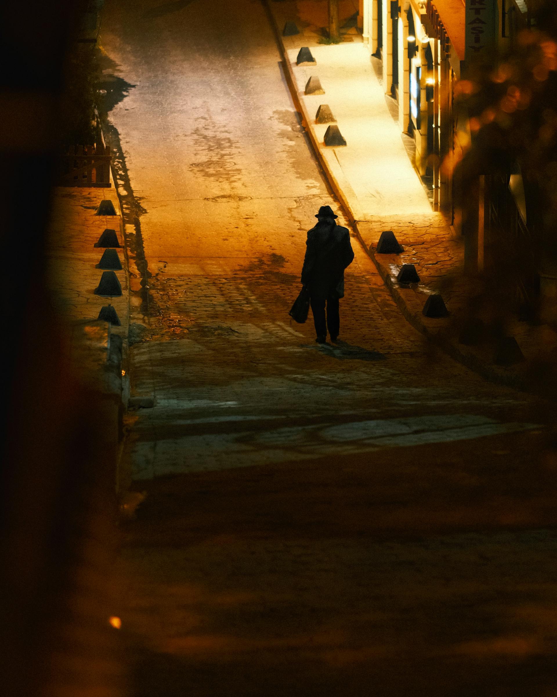 Un hombre caminando solo por una calle vacía | Fuente: Pexels