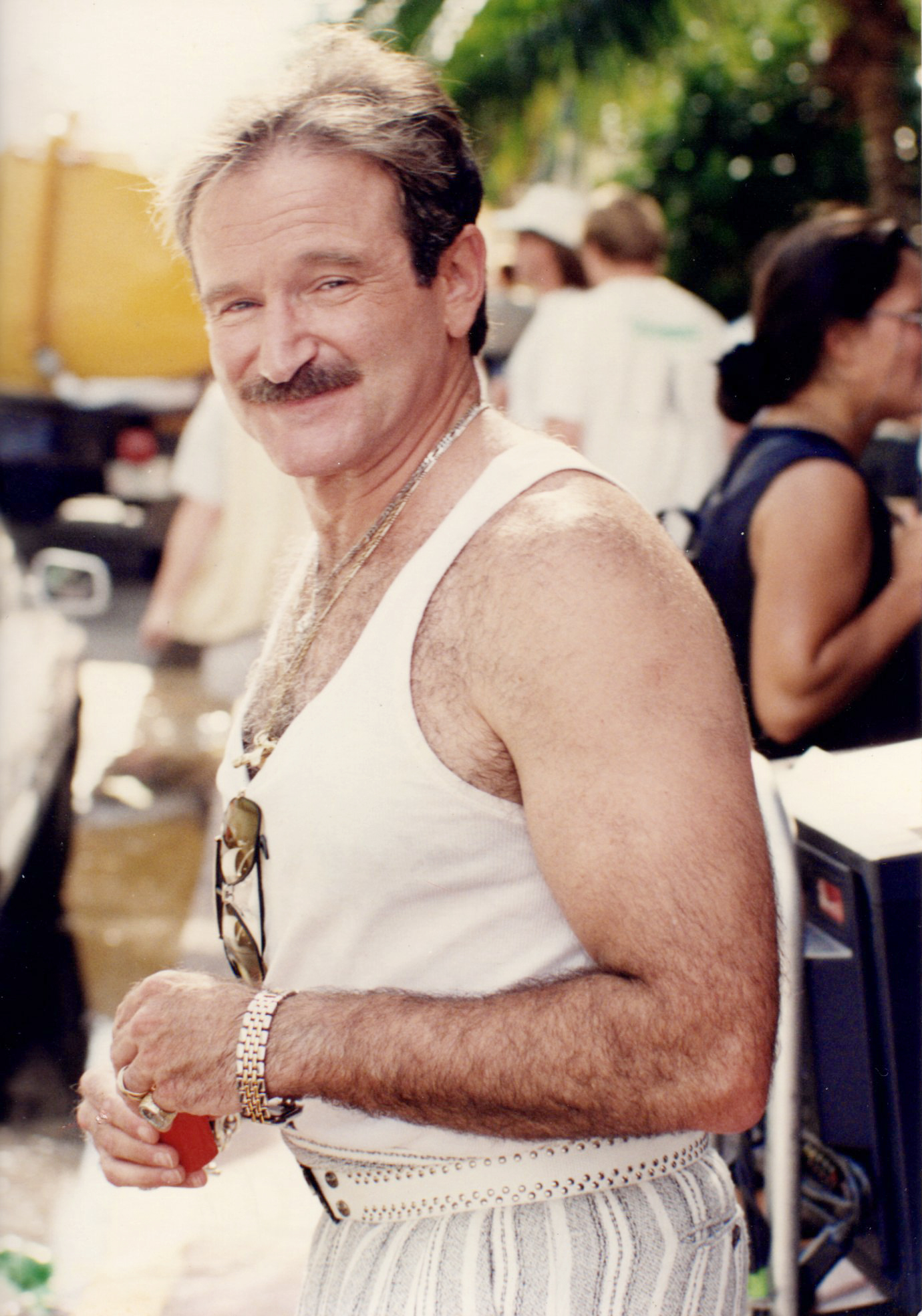 Robin Williams en el plató de "The Birdcage" en 1995 en Miami Beach, Florida. | Fuente: Getty Images