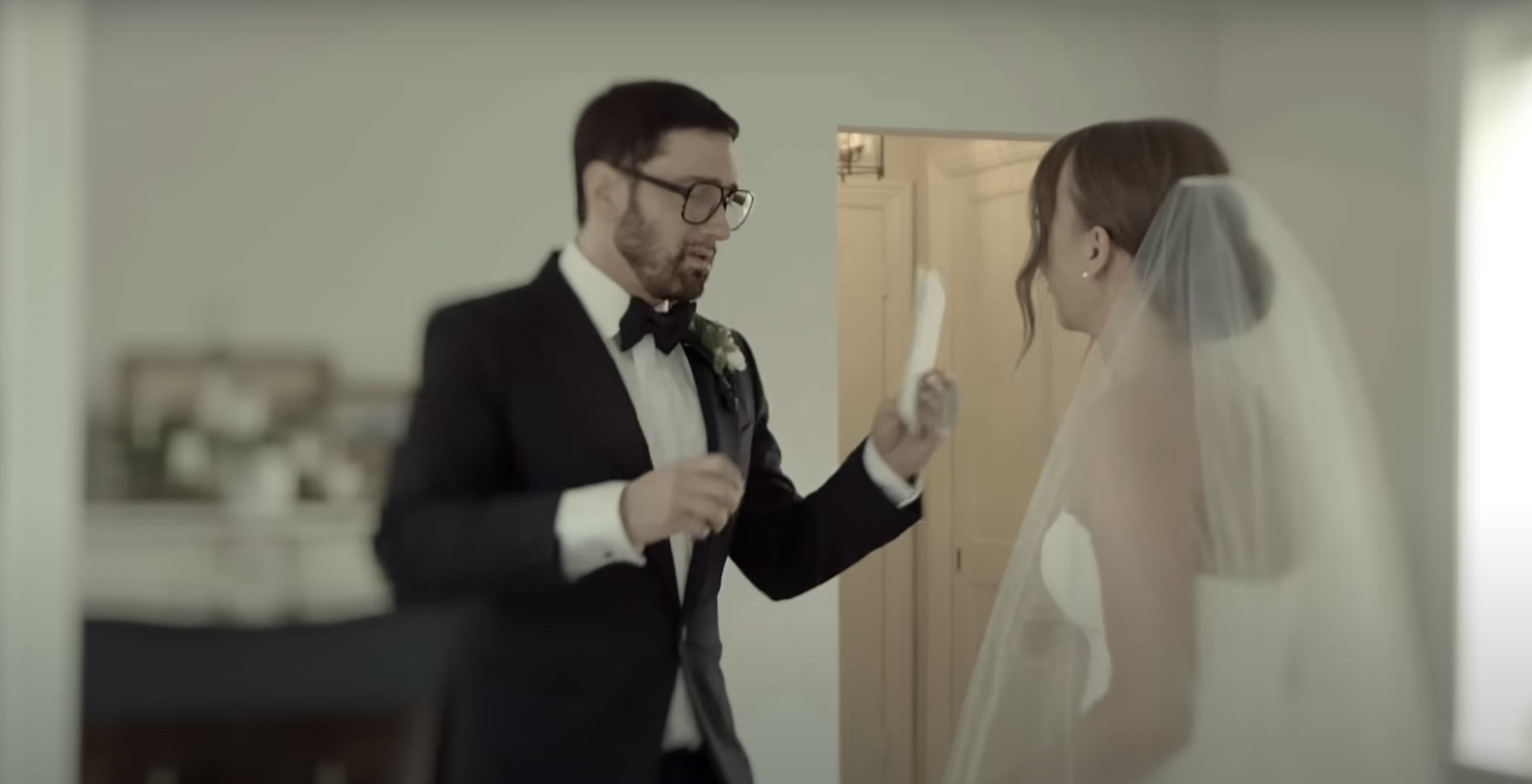 Eminem y Hailie Jade en su boda en un clip subido el 3 de octubre de 2024 | Fuente: YouTube/EminemMusic