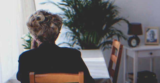 Una mujer mayor sentada sola a la mesa | Foto: Shutterstock