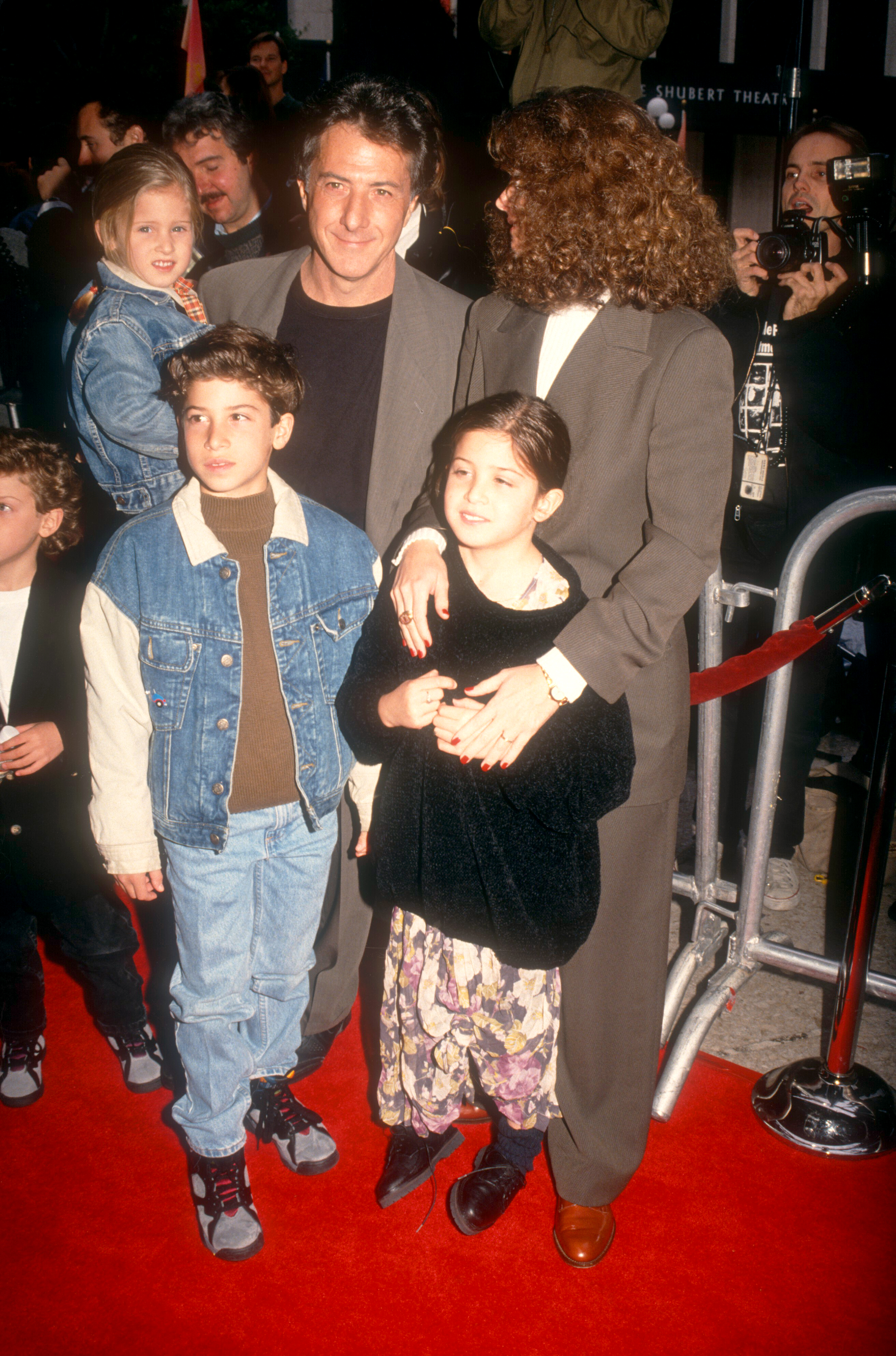 El actor, la mujer y sus hijos en el estreno de "Hook" en Century City, California, el 8 de diciembre de 1991. | Foto: Getty Images