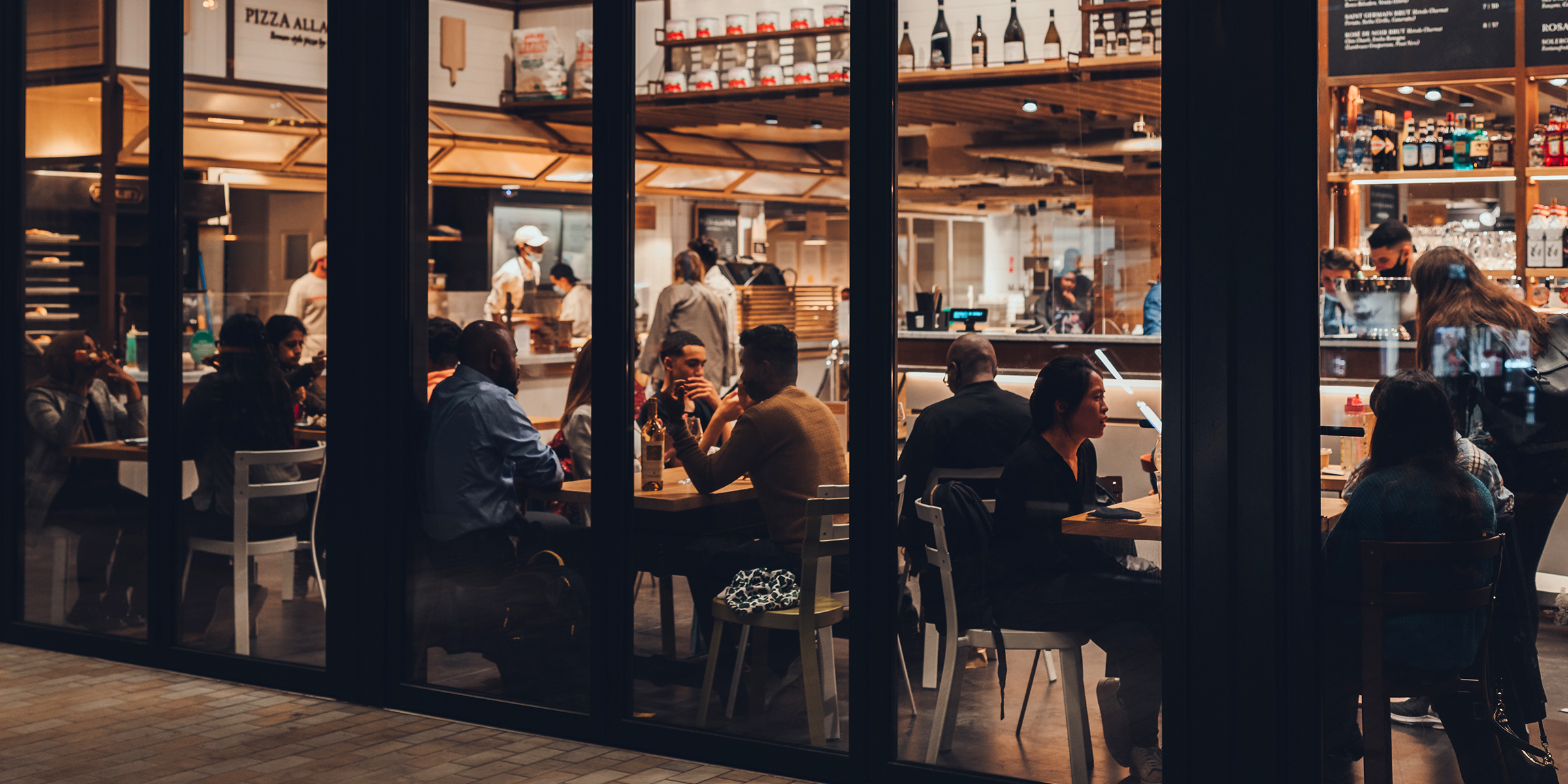 Un concurrido restaurante de lujo | Fuente: Shutterstock