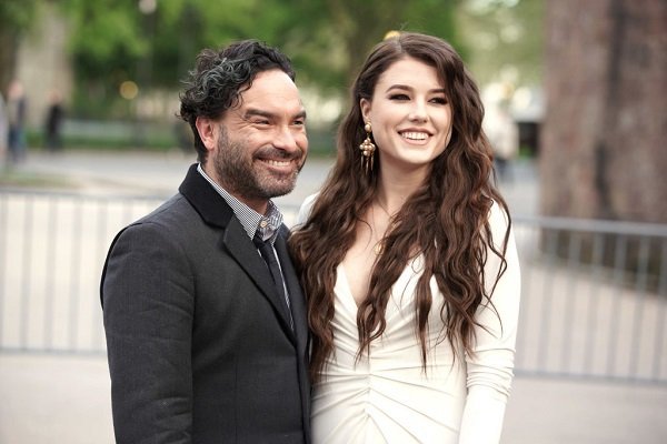 Johnny Galecki y Alaina Meyer llegan a la inauguración del Museo de la Estatua de la Libertad en Battery Park. |  Foto: Getty Images