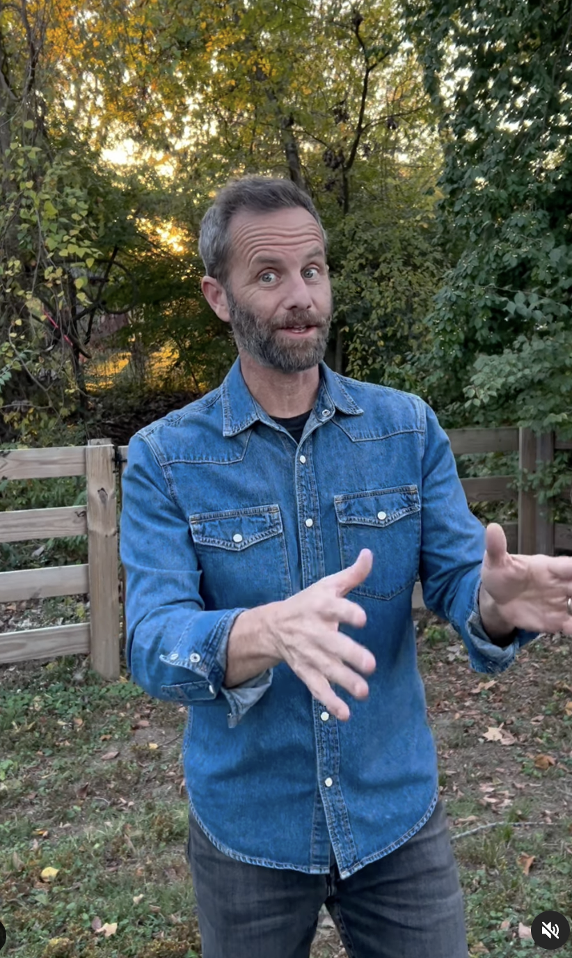 Kirk Cameron en un vídeo subido el 29 de octubre de 2024 | Fuente: Instagram/kirkcameronofficial | iheartchm