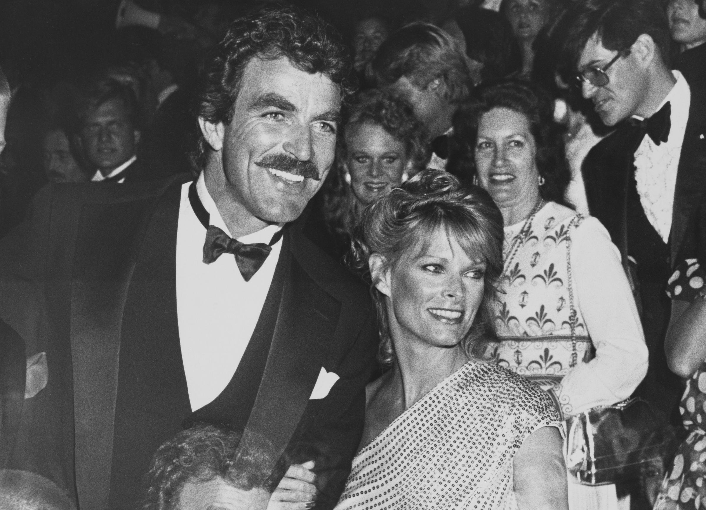 Tom Selleck y Jacqueline Ray asisten a la 34ª edición de los premios Primetime Emmy el 19 de septiembre de 1982, en Pasadena, California. | Fuente: Getty Images