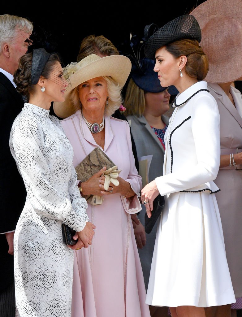 Damas de la realeza en la Orden de la Jarretera, este lunes, en Londres | Foto: Getty Images