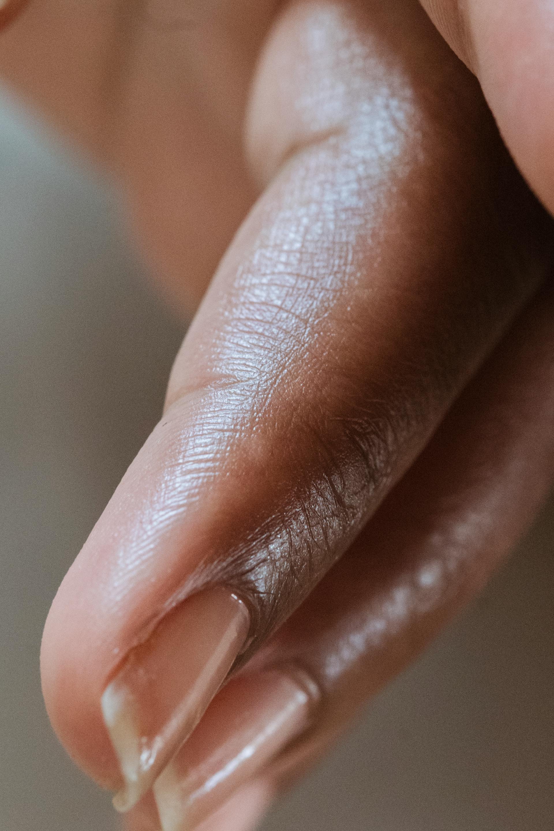 Primer plano de las uñas de una mujer | Fuente: Pexels