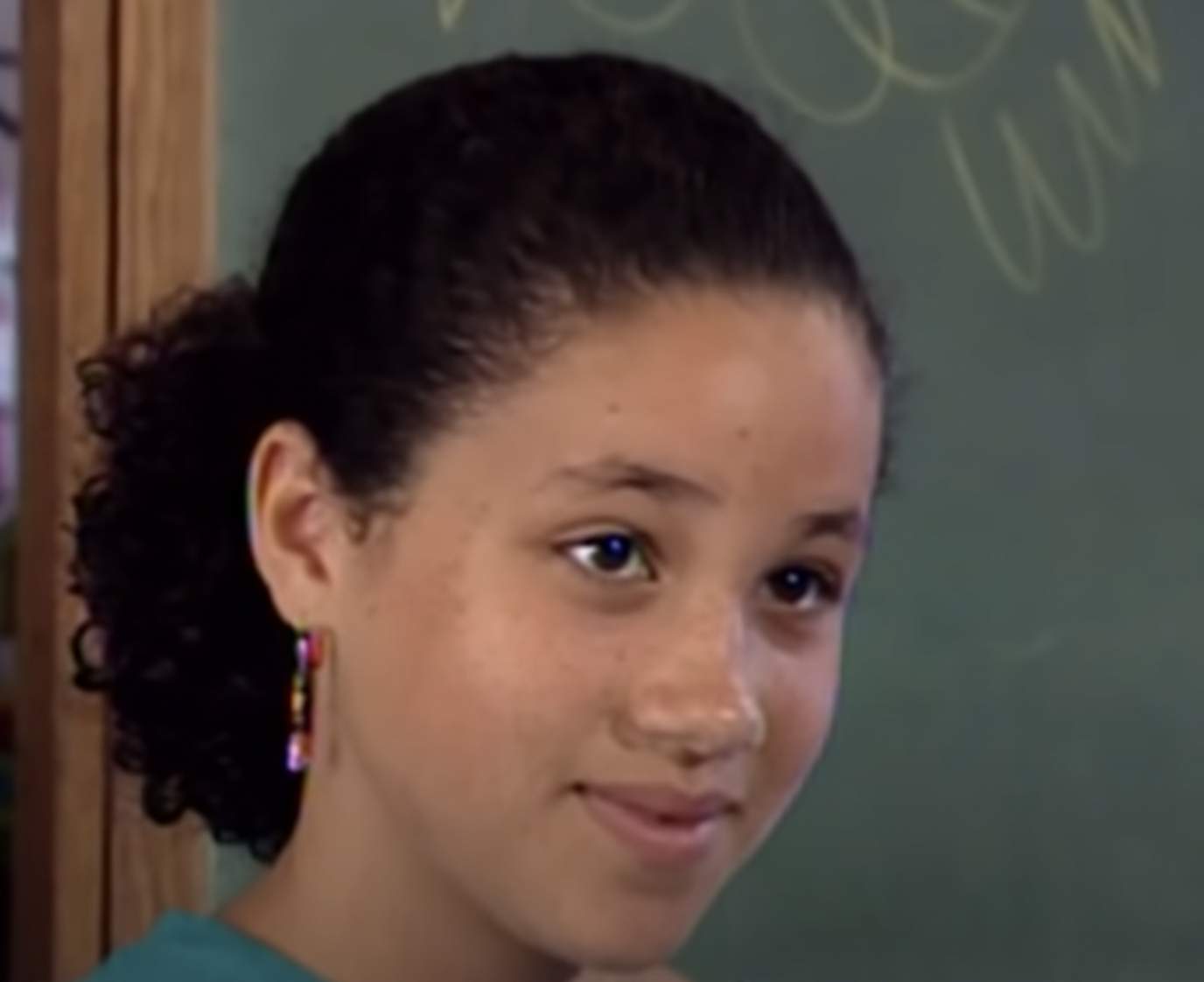 Una antigua instantánea de la celebridad de un vídeo fechado el 30 de noviembre de 2017. | Fuente: YouTube/Edición Interna