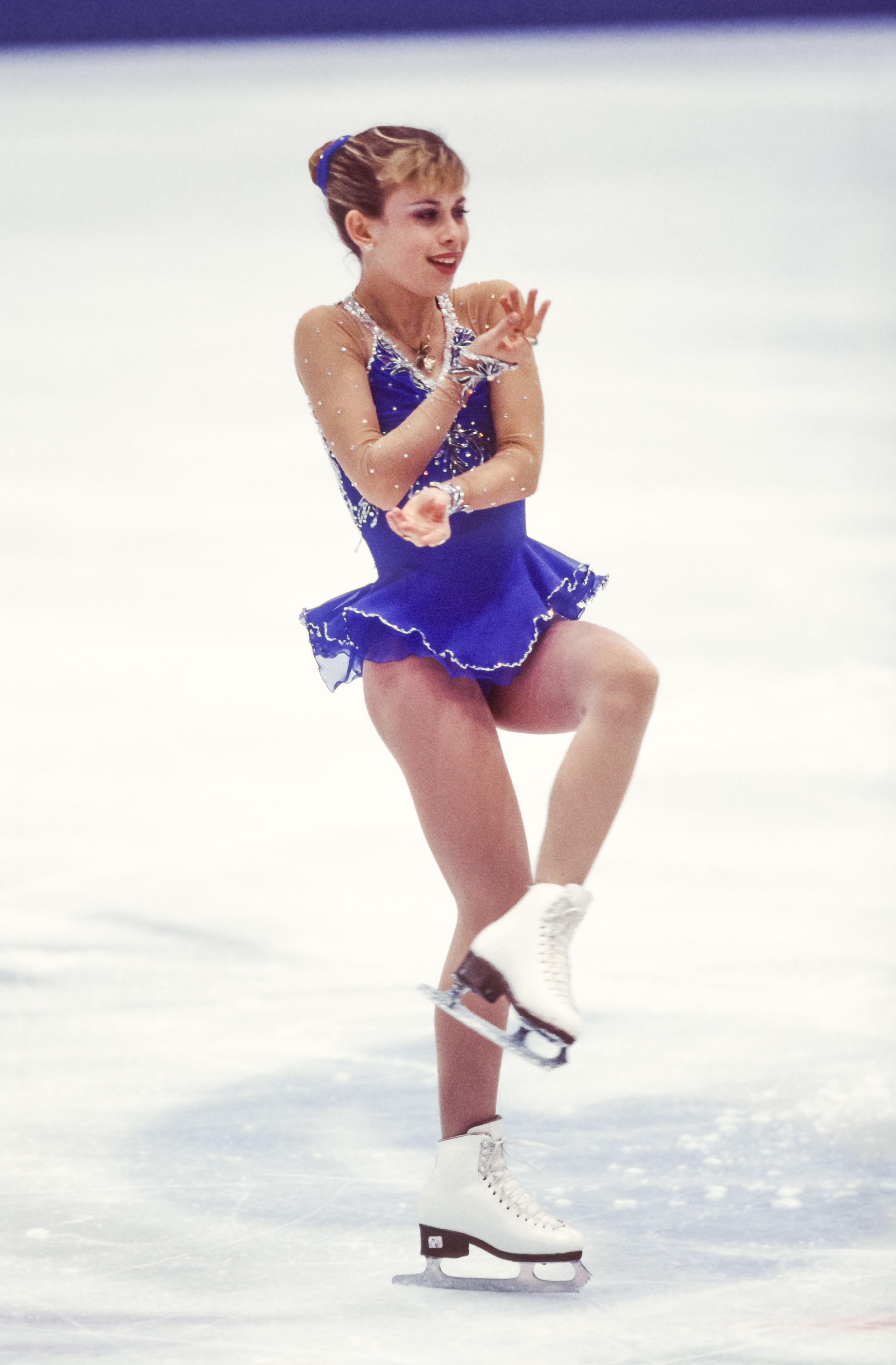 Tara Lipinski, representando a EE.UU., compite en la prueba de patinaje artístico individual femenino de patinaje libre en los Juegos Olímpicos de Invierno el 20 de febrero de 1998, en Nagano, Japón | Foto: Getty Images