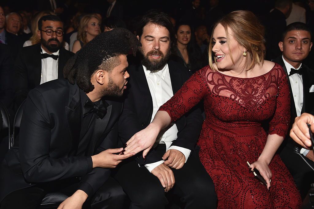 El cantante The Weeknd, el CEO de Drop4Drop Simon Konecki y la cantautora Adele asisten a la 58a entrega de los Premios Grammy el 15 de febrero de 2016 en Los Ángeles, California. | Foto: Getty Images