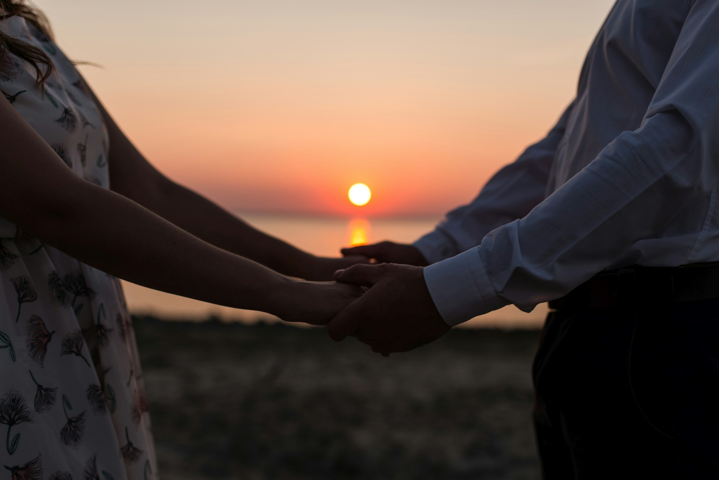 Una pareja romántica cogida de la mano | Fuente: Unsplash