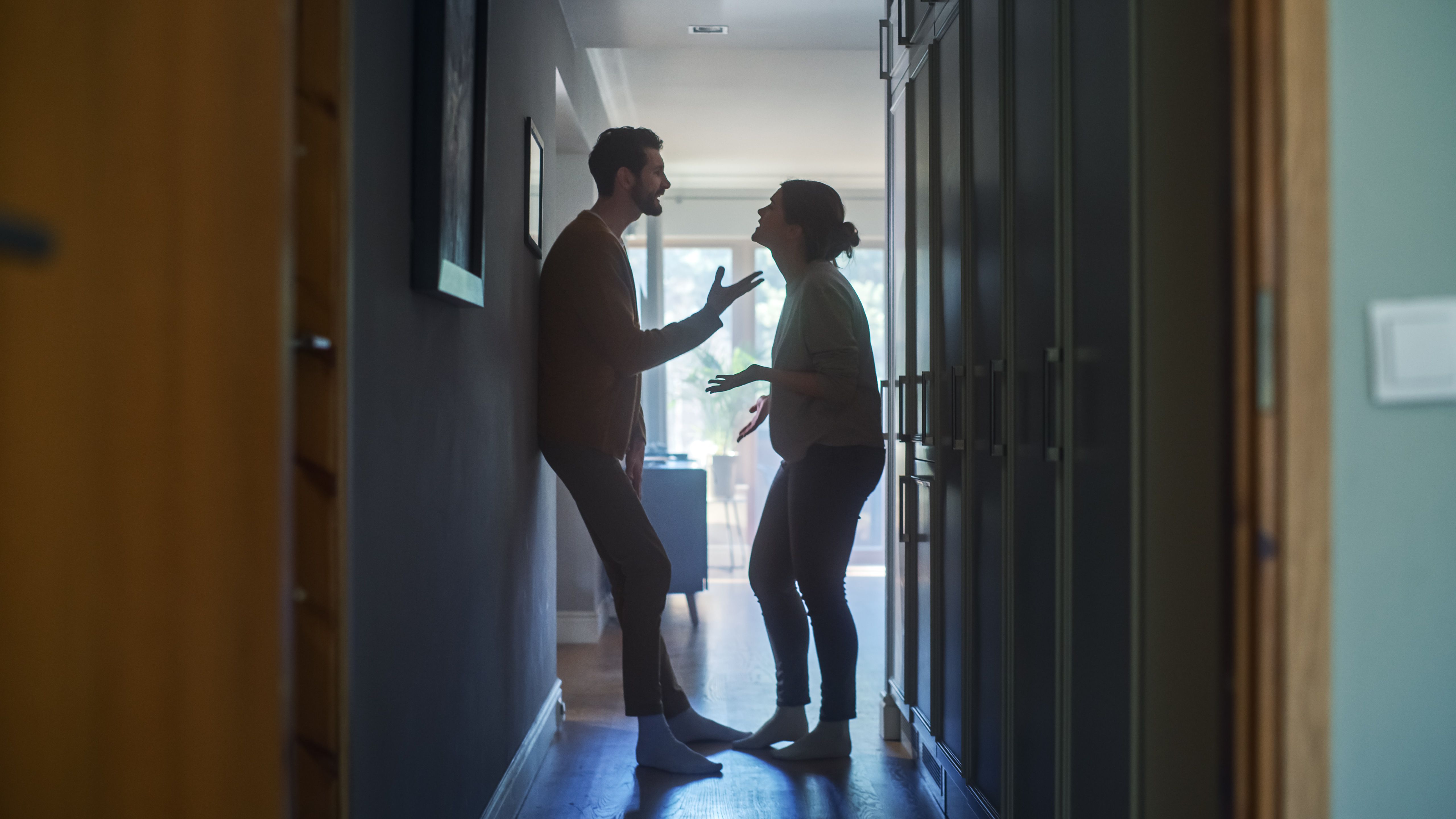 Un hombre y una mujer peleándose en casa | Foto: Getty Images