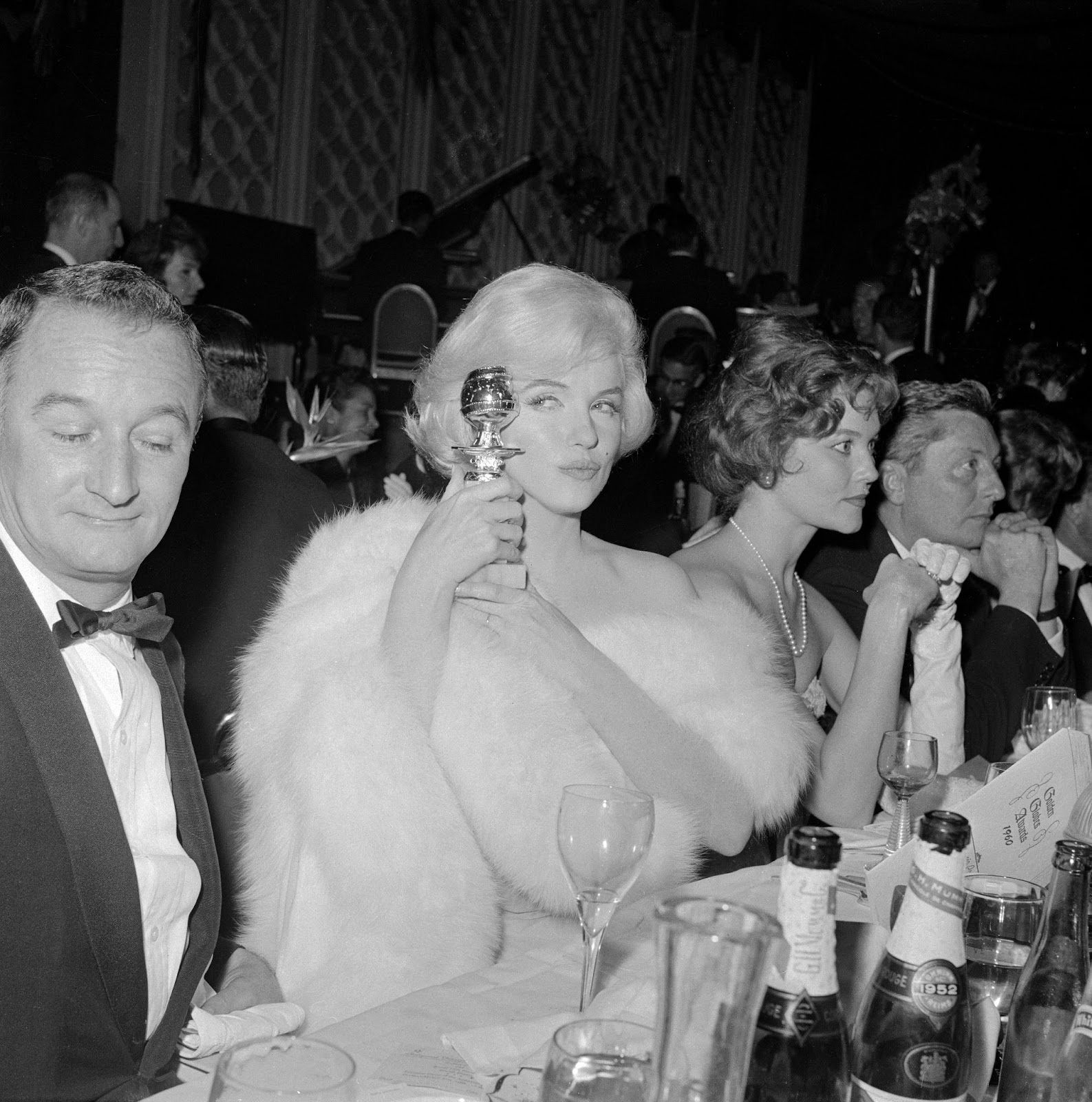 Marilyn Monroe fotografiada sosteniendo su Golden Globe hacia 1960. | Fuente: Getty Images