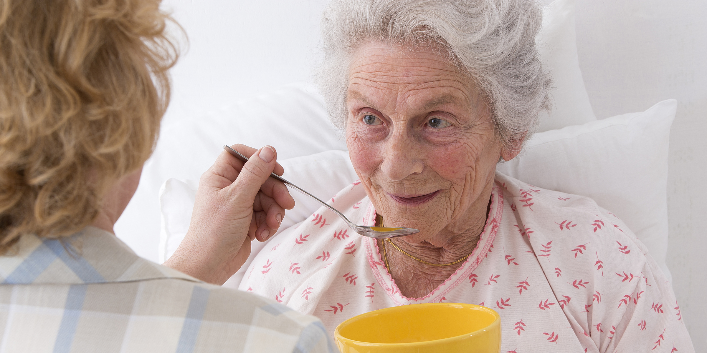 Una mujer cuidando a una persona mayor | Fuente: Shutterstock