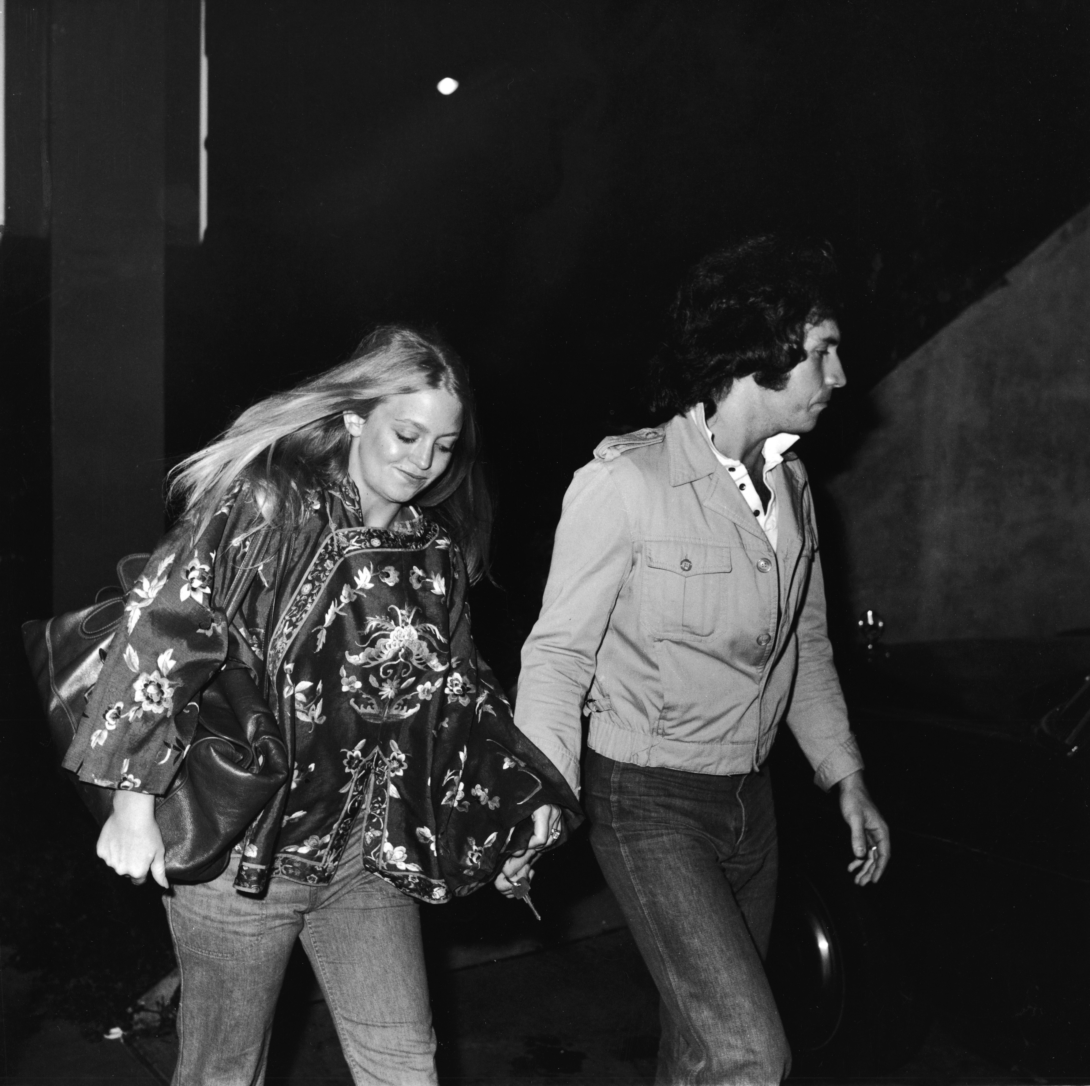 Goldie Hawn y su pareja en el estreno de "Taxi Driver" en 1976 | Fuente: Getty Images