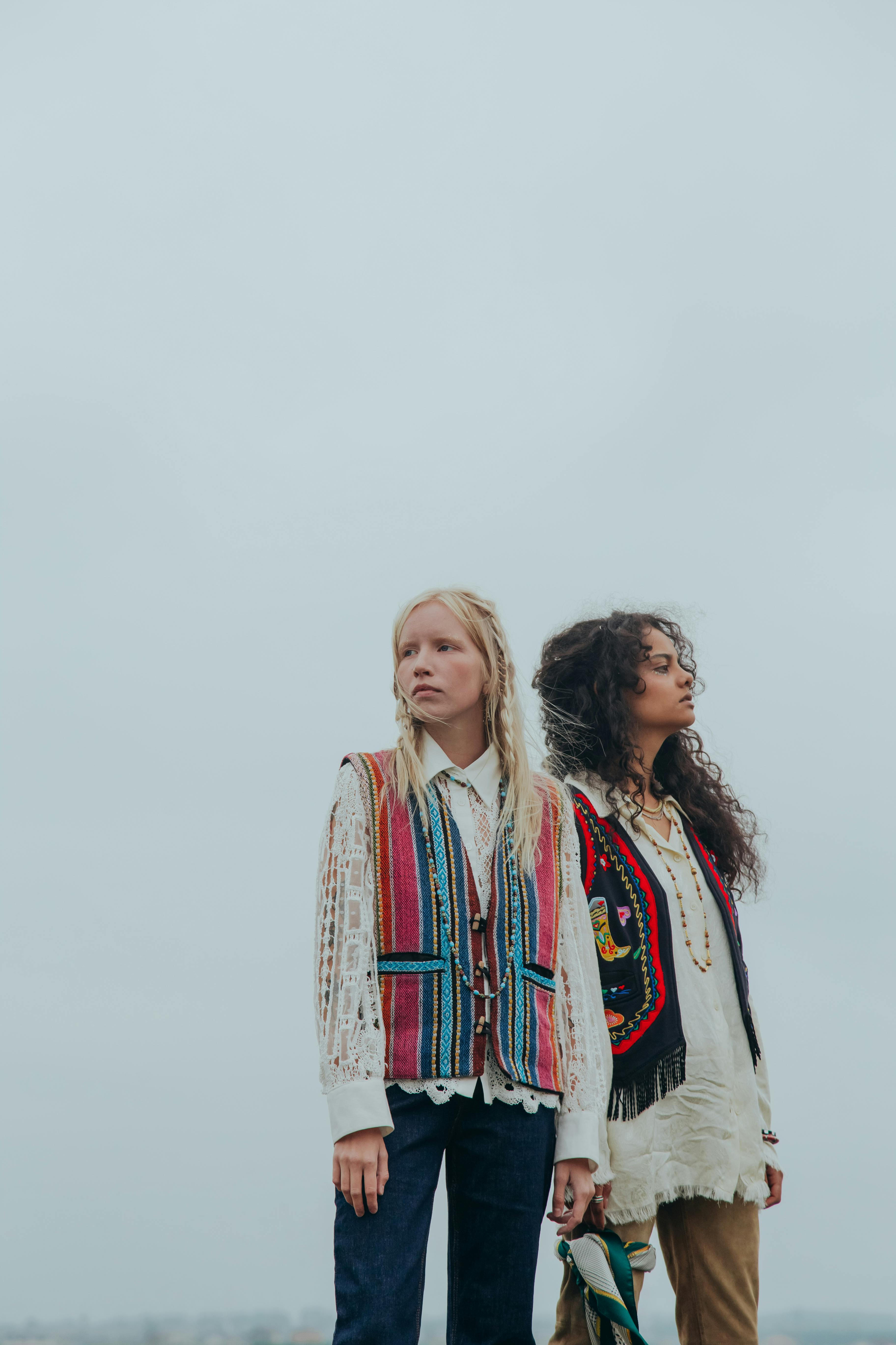 Mujeres con un look bohemio | Fuente: Pexels