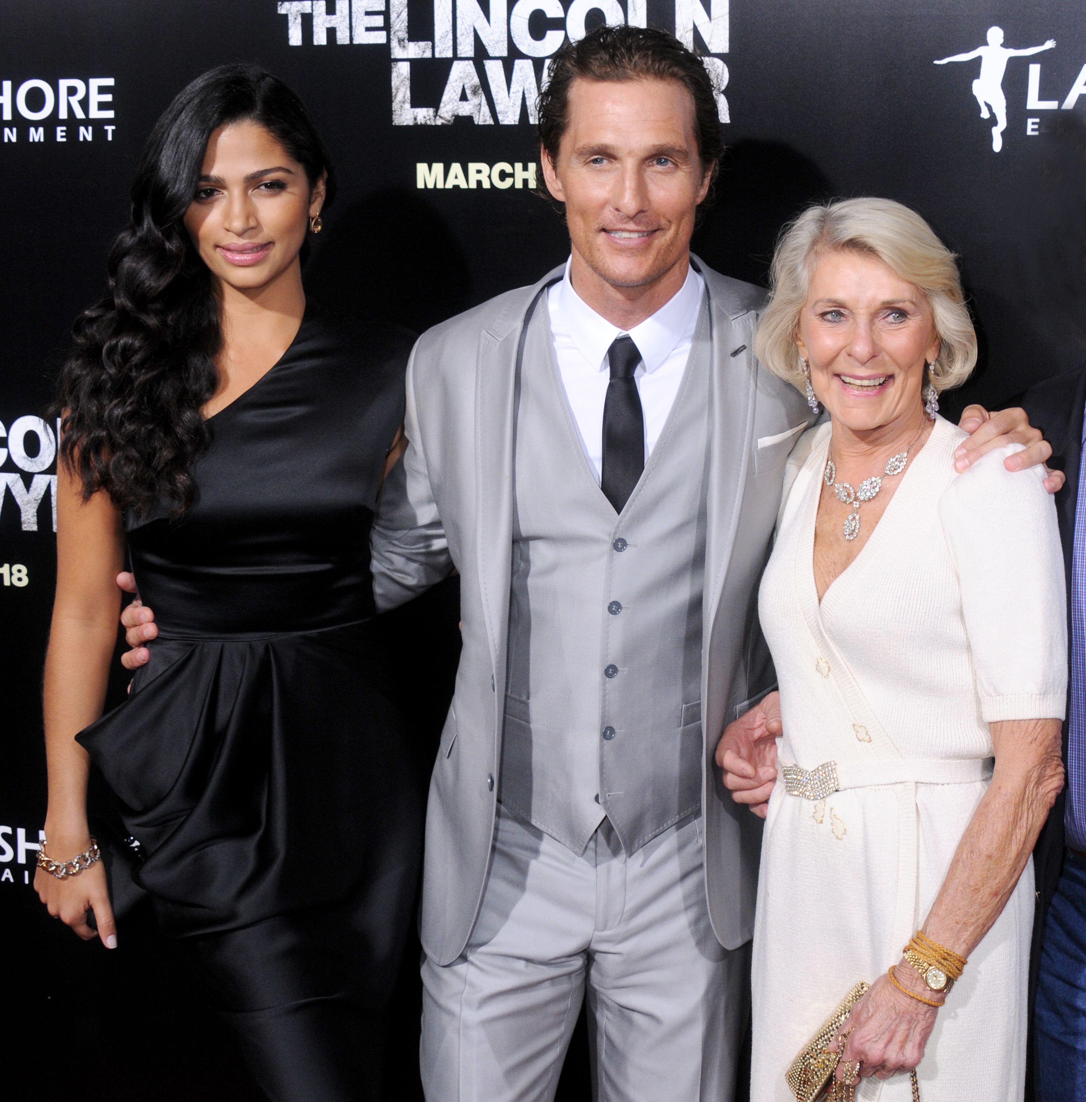 Camila Alves, Matthew McConaughey y su madre Mary Kathleen McCabe llegan al estreno en Los Ángeles de "The Lincoln Lawyer", el 10 de marzo de 2011. | Foto: Getty Images 