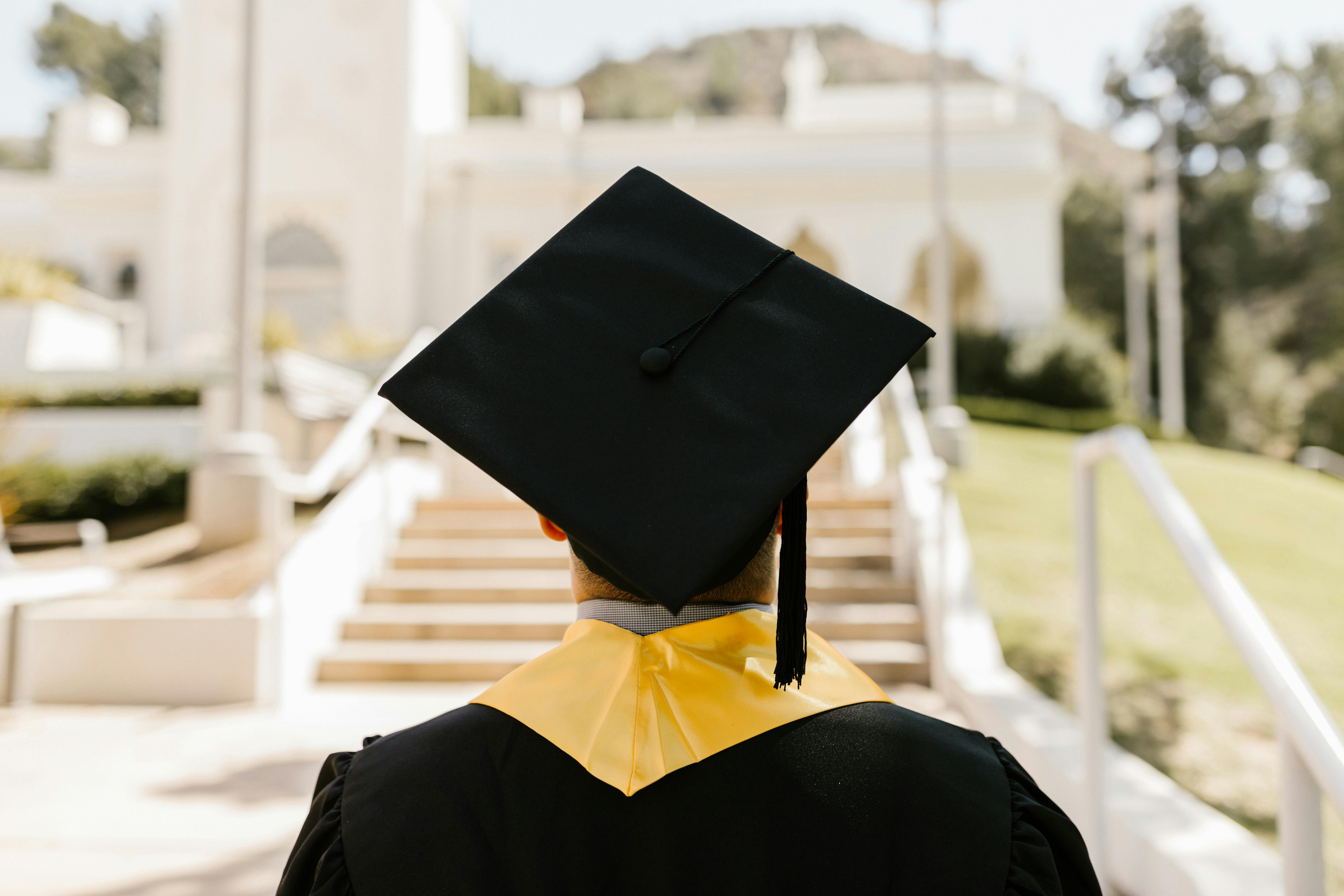 Un joven que se gradúa en la universidad | Fuente: Pexels