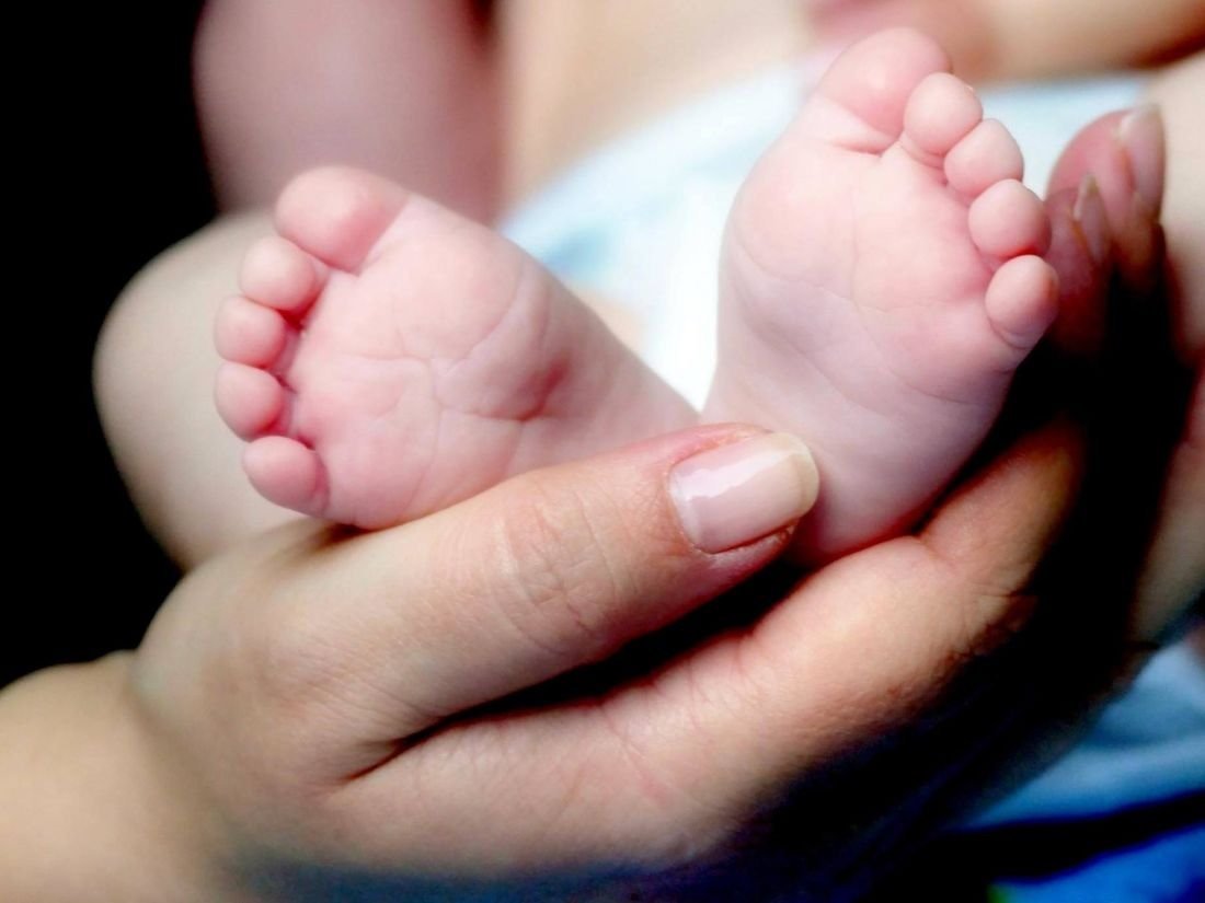 Madre sosteniendo los pies de su bebé.| Imagen tomada de: Pixnio