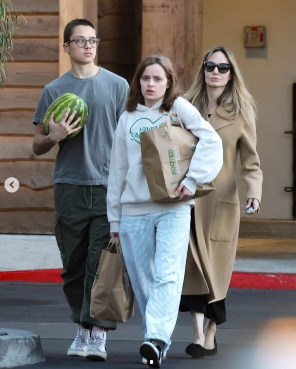 Knox Jolie-Pitt con Vivienne y Angelina Jolie durante una salida de compras en Lazy Acres el 15 de enero de 2025 | Fuente: Instagram/pagesix