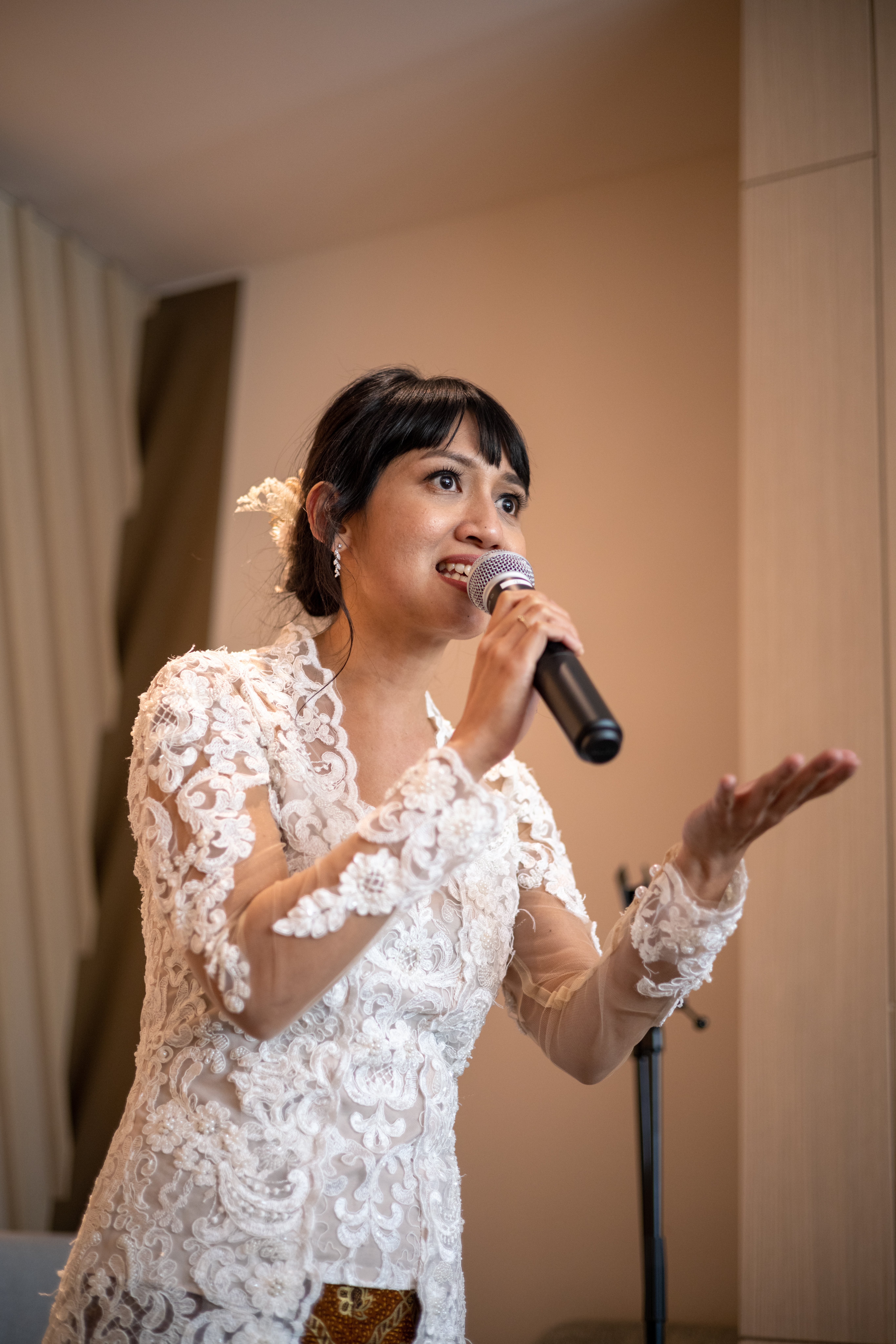 Mujer hablando en la boda | Foto: Getty Images
