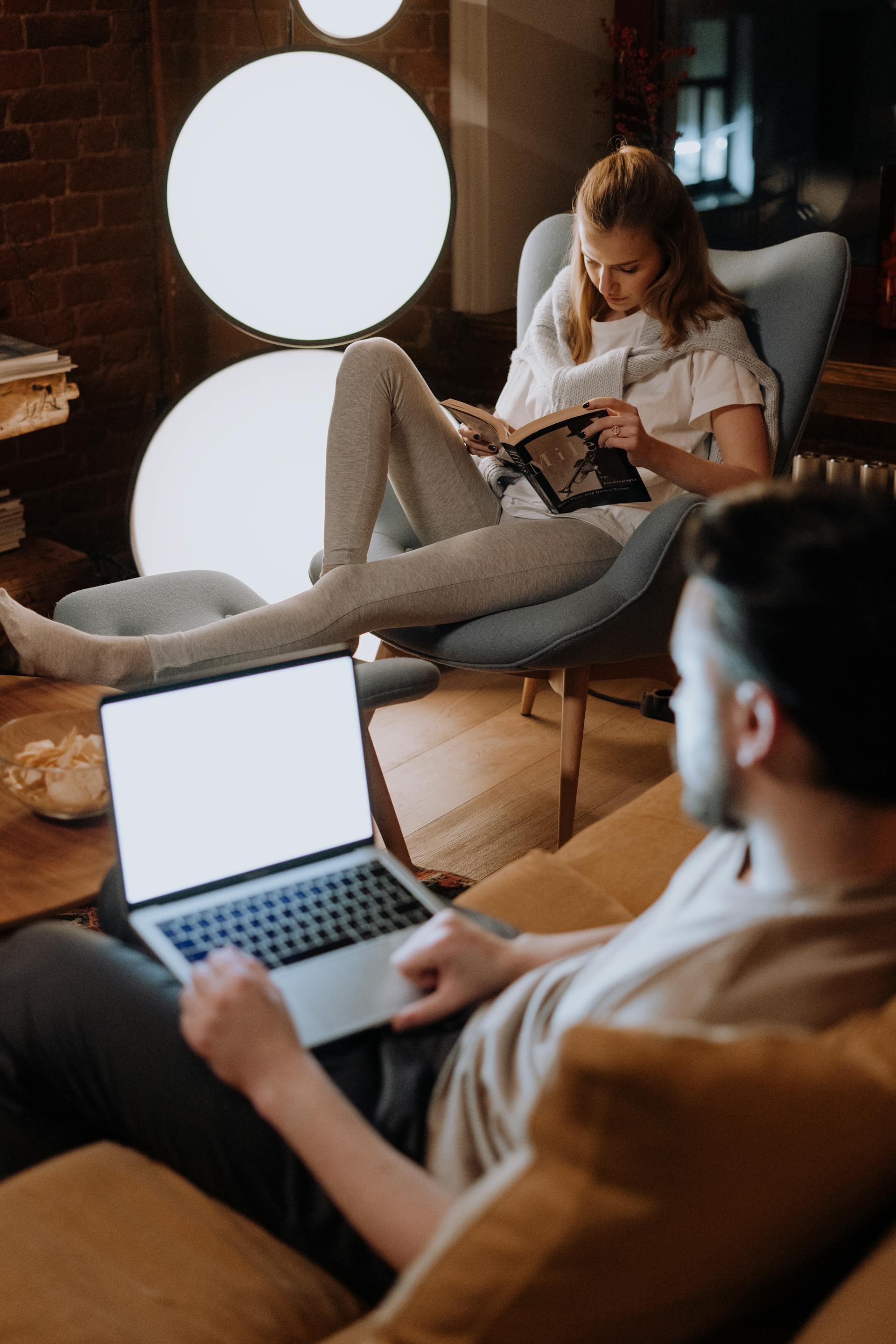 Una coppia seduta insieme | Fonte: Pexels