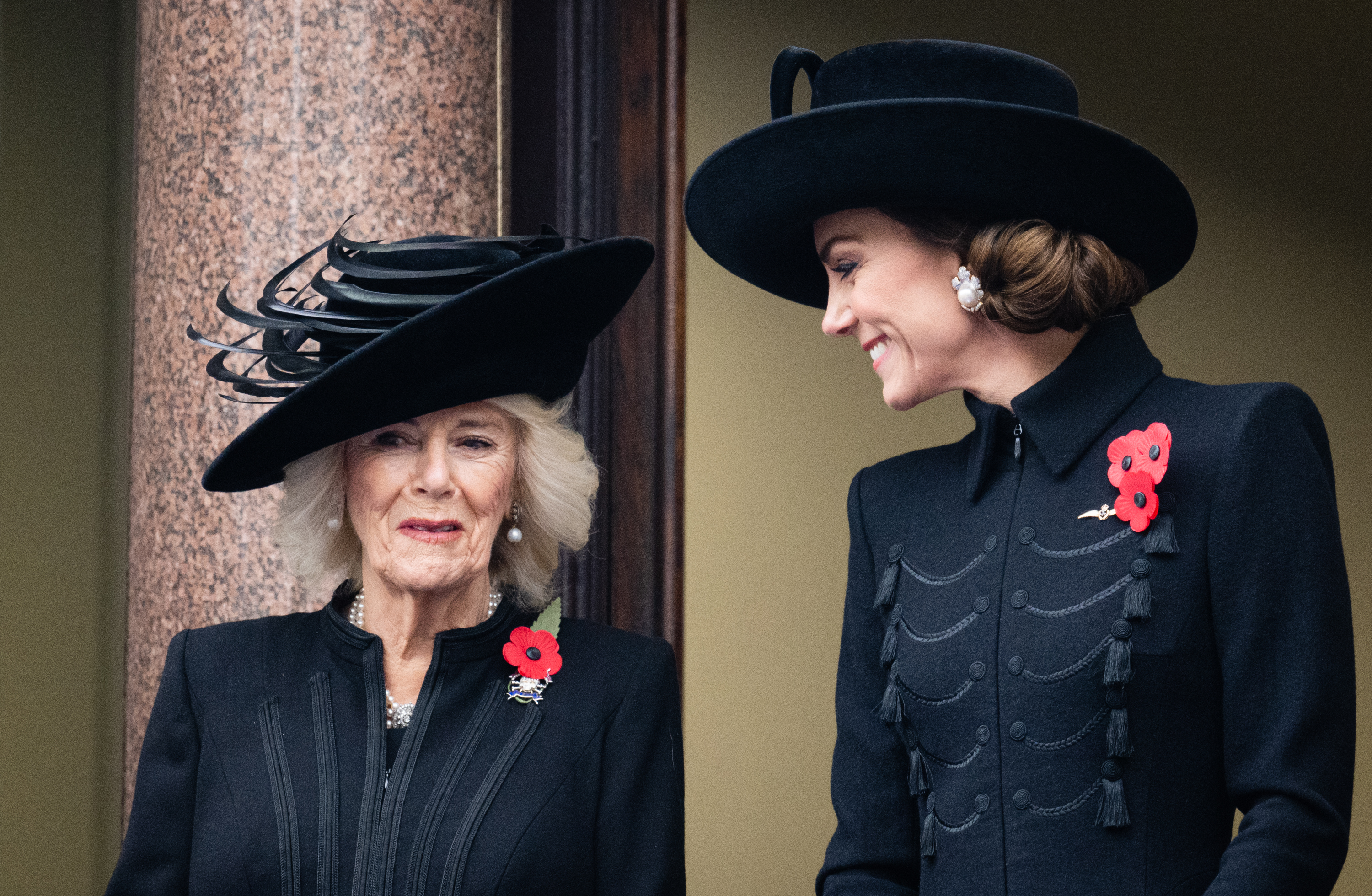 La princesa Catherine y la reina Camilla en el Servicio Nacional de Conmemoración en el Cenotafio el 12 de noviembre de 2023 en Londres, Inglaterra | Foto: Getty Images