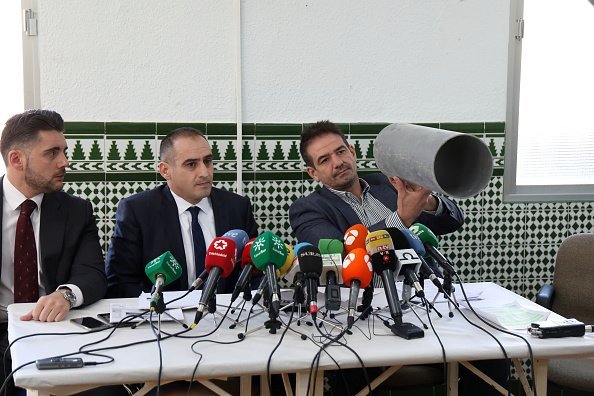 Equipo de abogados del propietario de la finca donde murió Julen en conferencia de prensa. | Imagen: Getty Images