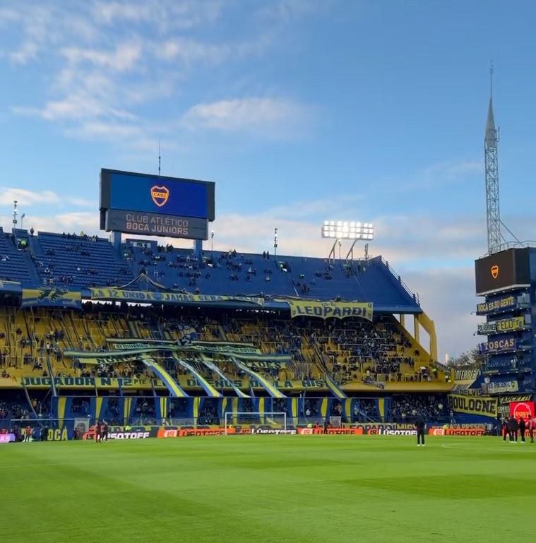 Vista general de La Bombonera con las tribunas decoradas en azul y amarillo antes del partido de Boca Juniors. | Fuente: Instagram/zaira.nara