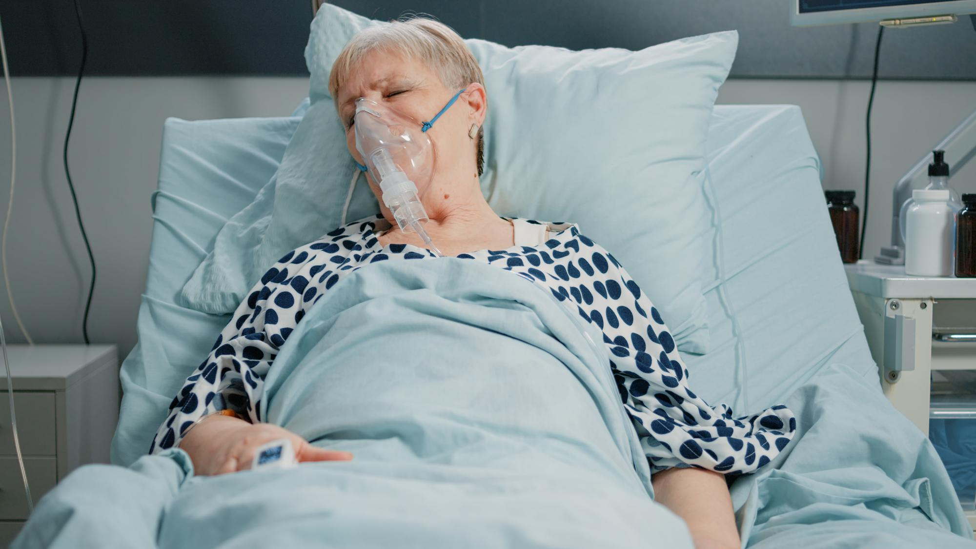 Una anciana enferma tumbada en una cama de hospital | Foto: Freepik