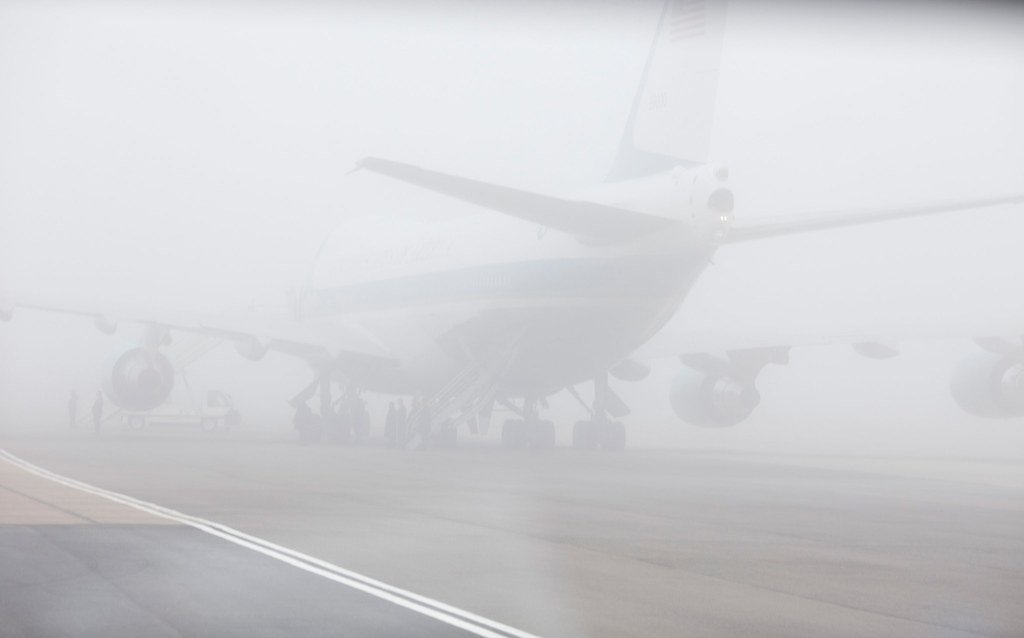 Avión sobre una pista con mucha neblina. | Foto: Flickr
