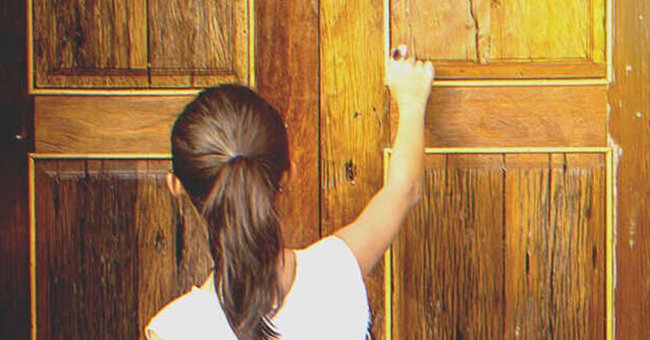 Una niña llamando a una puerta | Foto: Shutterstock